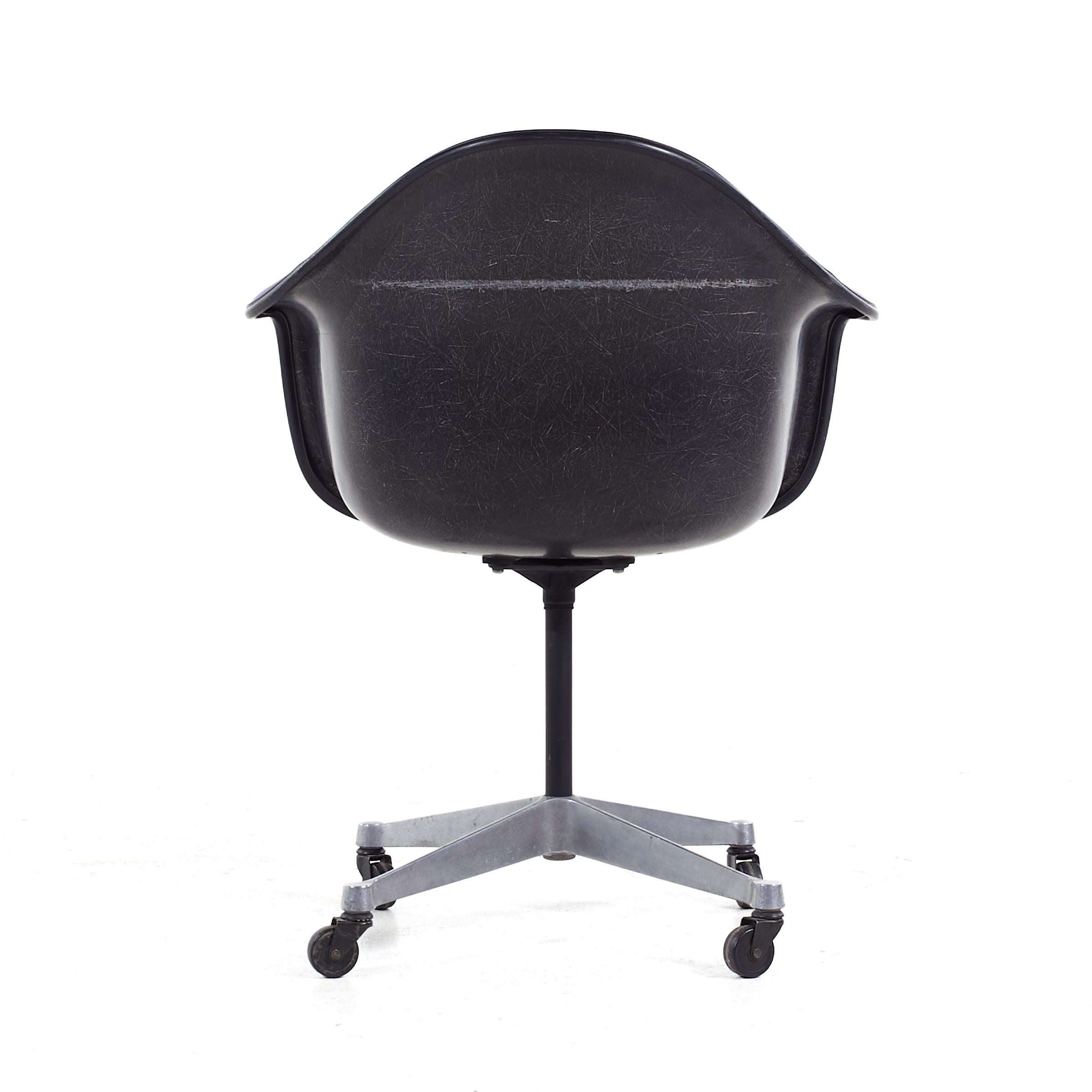 Eames for Herman Miller MCM Purple Padded Fiberglass Swivel Office Chair (chaise de bureau pivotante en fibre de verre rembourrée) Bon état - En vente à Countryside, IL
