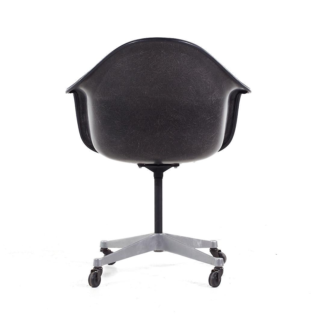 Fin du 20e siècle Eames for Herman Miller MCM Purple Padded Fiberglass Swivel Office Chair (chaise de bureau pivotante en fibre de verre rembourrée) en vente