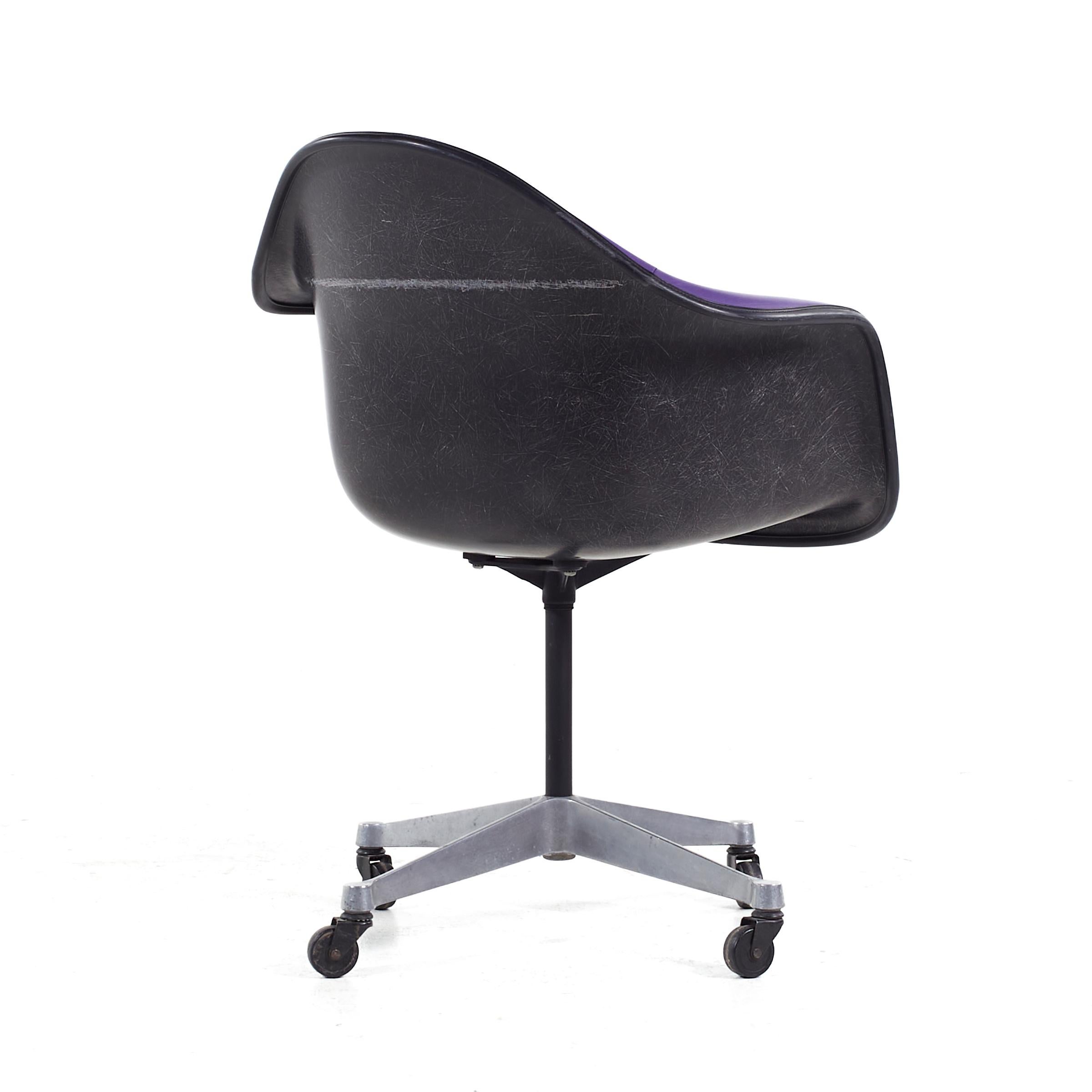 Late 20th Century Eames for Herman Miller MCM Purple Padded Fiberglass Swivel Office Chair For Sale
