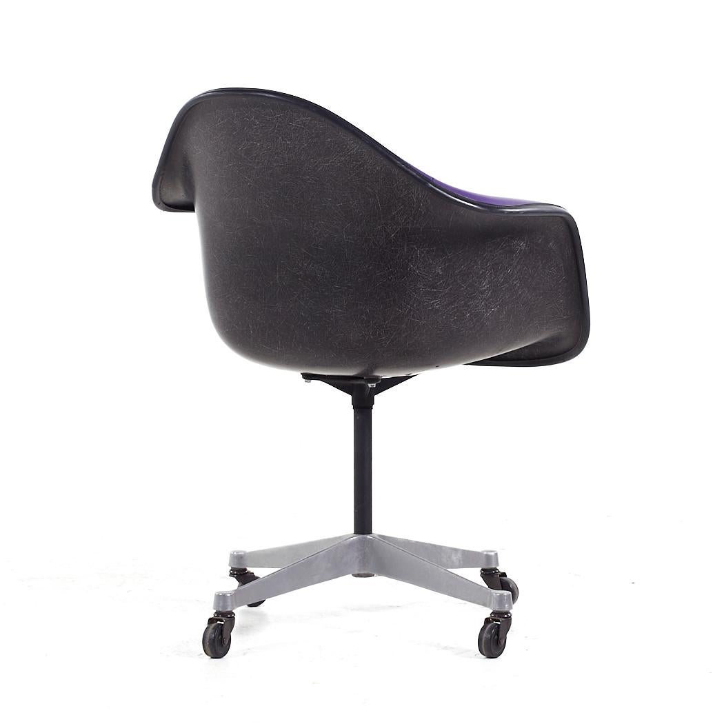 Métal Eames for Herman Miller MCM Purple Padded Fiberglass Swivel Office Chair (chaise de bureau pivotante en fibre de verre rembourrée) en vente