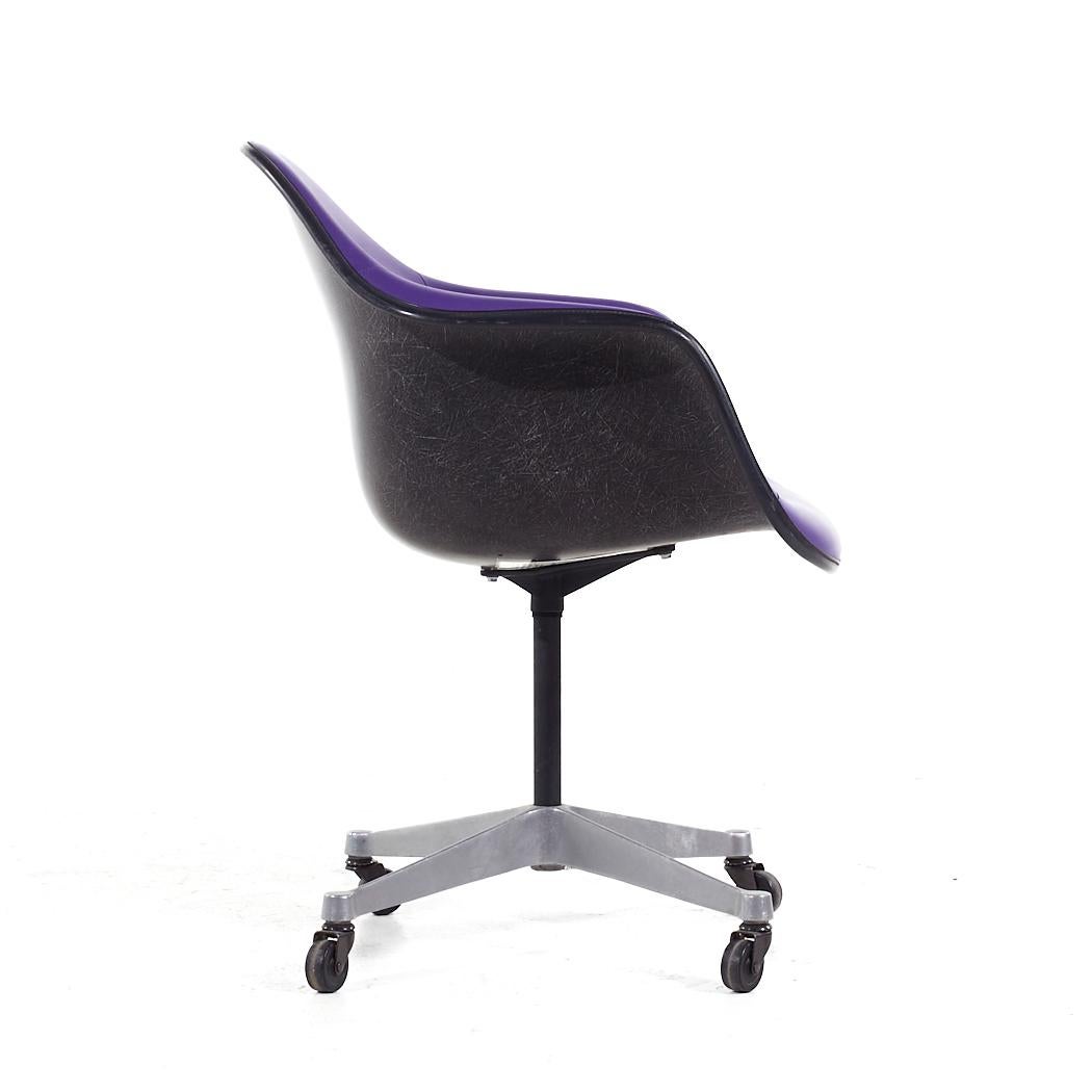 Eames for Herman Miller MCM Purple Padded Fiberglass Swivel Office Chair (chaise de bureau pivotante en fibre de verre rembourrée) en vente 1