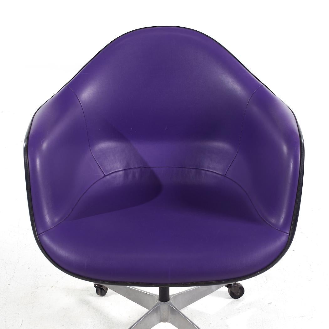 Eames for Herman Miller MCM Purple Padded Fiberglass Swivel Office Chair (chaise de bureau pivotante en fibre de verre rembourrée) en vente 2