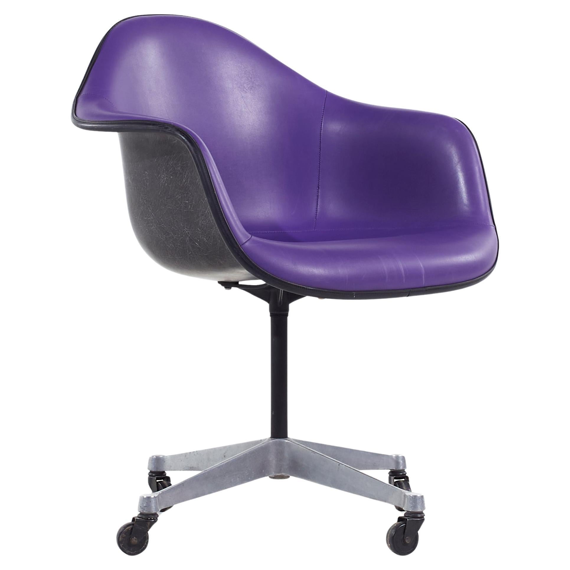Eames for Herman Miller MCM Purple Padded Fiberglass Swivel Office Chair (chaise de bureau pivotante en fibre de verre rembourrée) en vente