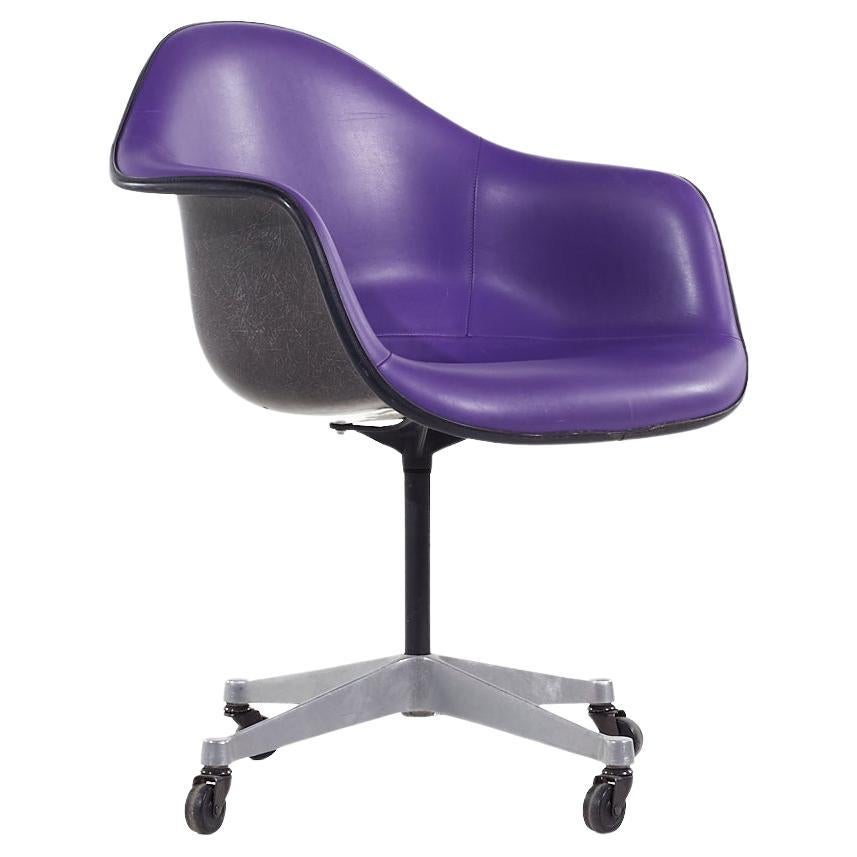 Eames for Herman Miller MCM Purple Padded Fiberglass Swivel Office Chair (chaise de bureau pivotante en fibre de verre rembourrée) en vente