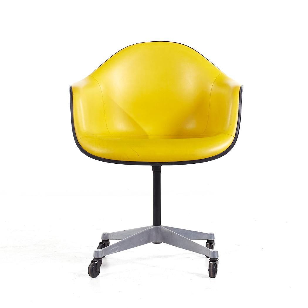 Eames für Herman Miller Mid Century Gelb gepolsterter Fiberglas-Drehstuhl für das Büro

Dieser Bürostuhl misst: 25,5 breit x 24 tief x 32,75 hoch, mit einer Sitzhöhe von 18,5 und Armhöhe/Stuhlabstand 26 Zoll

Alle Möbelstücke sind in einem so