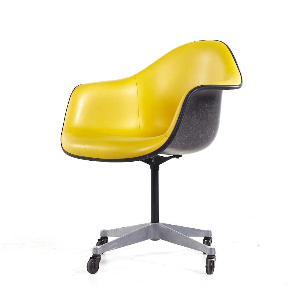 Mid-Century Modern Chaise de bureau pivotante Eames pour Herman Miller MCM en fibre de verre jaune rembourrée en vente