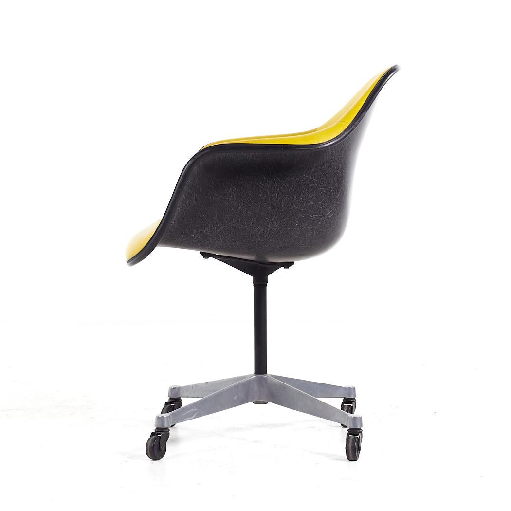 Américain Chaise de bureau pivotante Eames pour Herman Miller MCM en fibre de verre jaune rembourrée en vente