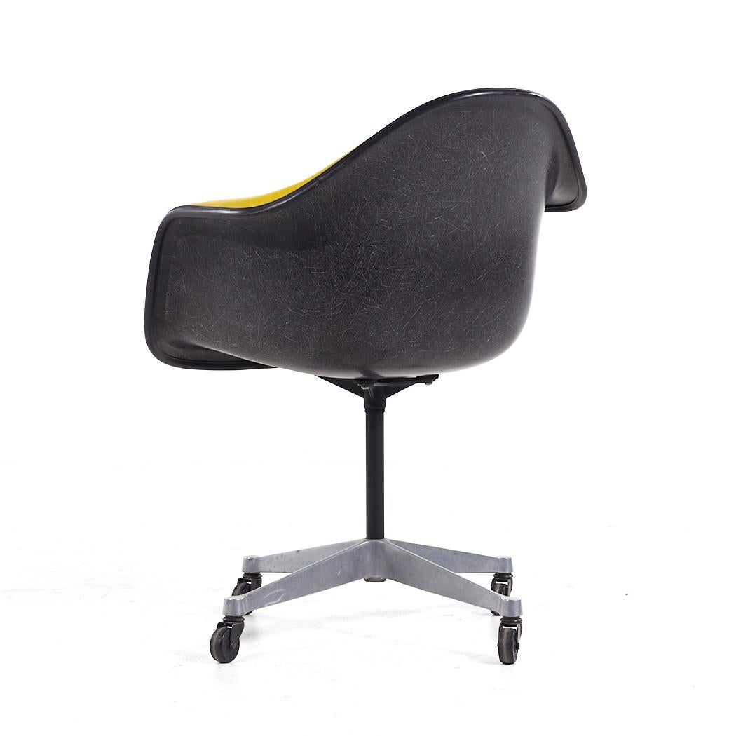 Chaise de bureau pivotante Eames pour Herman Miller MCM en fibre de verre jaune rembourrée Bon état - En vente à Countryside, IL