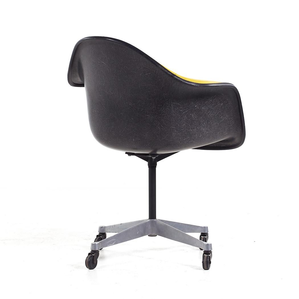 Métal Chaise de bureau pivotante Eames pour Herman Miller MCM en fibre de verre jaune rembourrée en vente