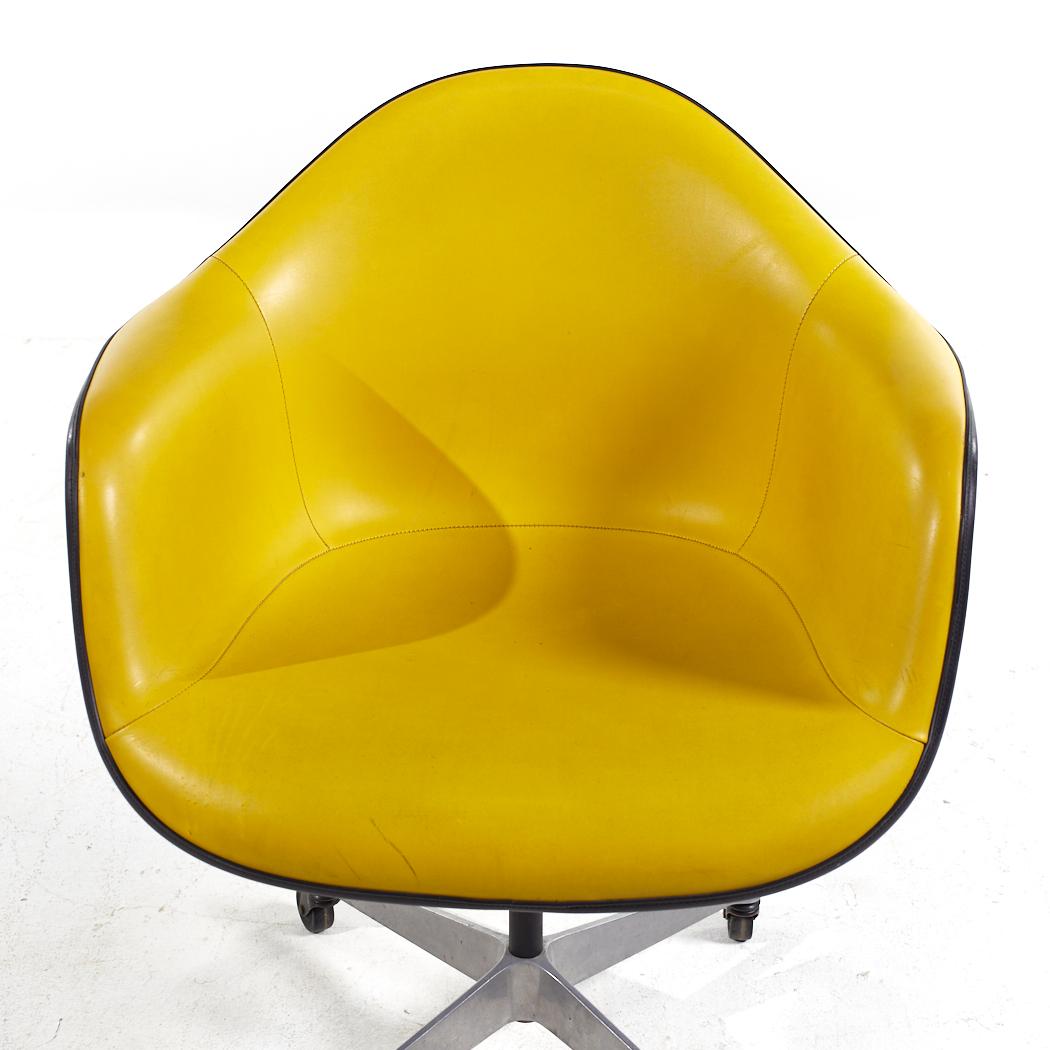 Chaise de bureau pivotante Eames pour Herman Miller MCM en fibre de verre jaune rembourrée en vente 2