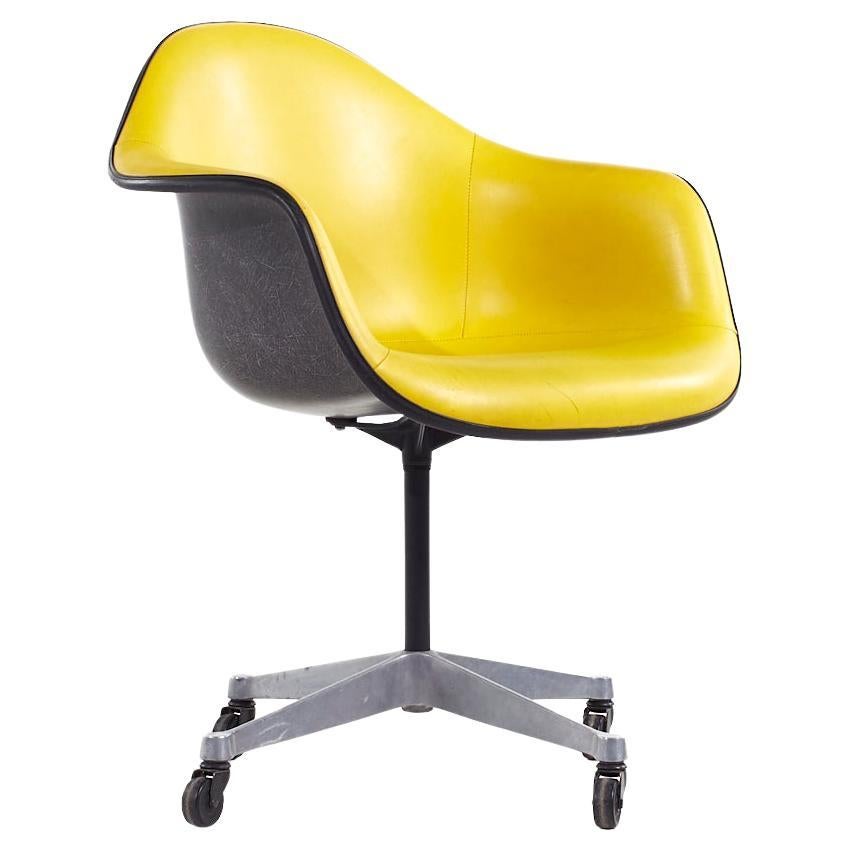 Chaise de bureau pivotante Eames pour Herman Miller MCM en fibre de verre jaune rembourrée en vente