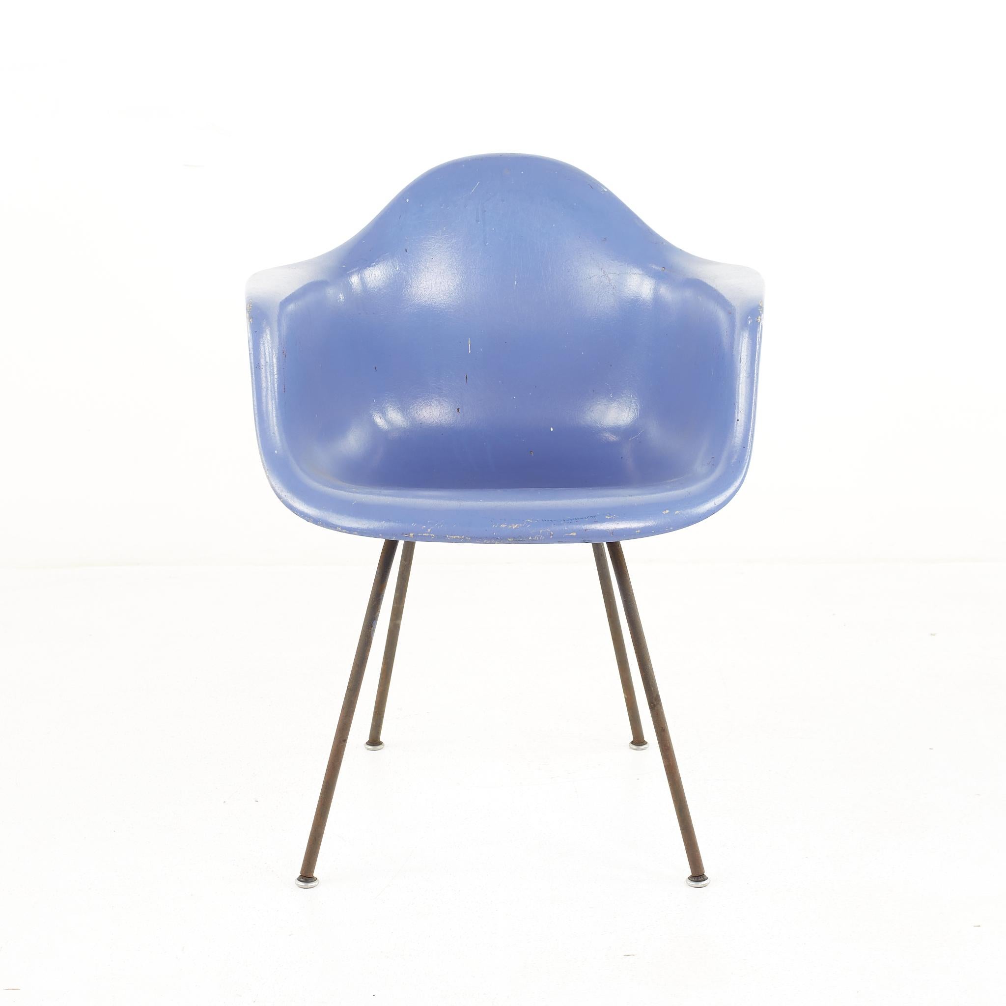 Chaise Eames For Herman Miller Mid Century Fiberglass Shell Blue Chair

La chaise mesure : 24.75 de large x 22 de profond x 31,25 de haut, avec une hauteur d'assise de 18 pouces et une hauteur d'accoudoir de 26 pouces 

Tous les meubles peuvent