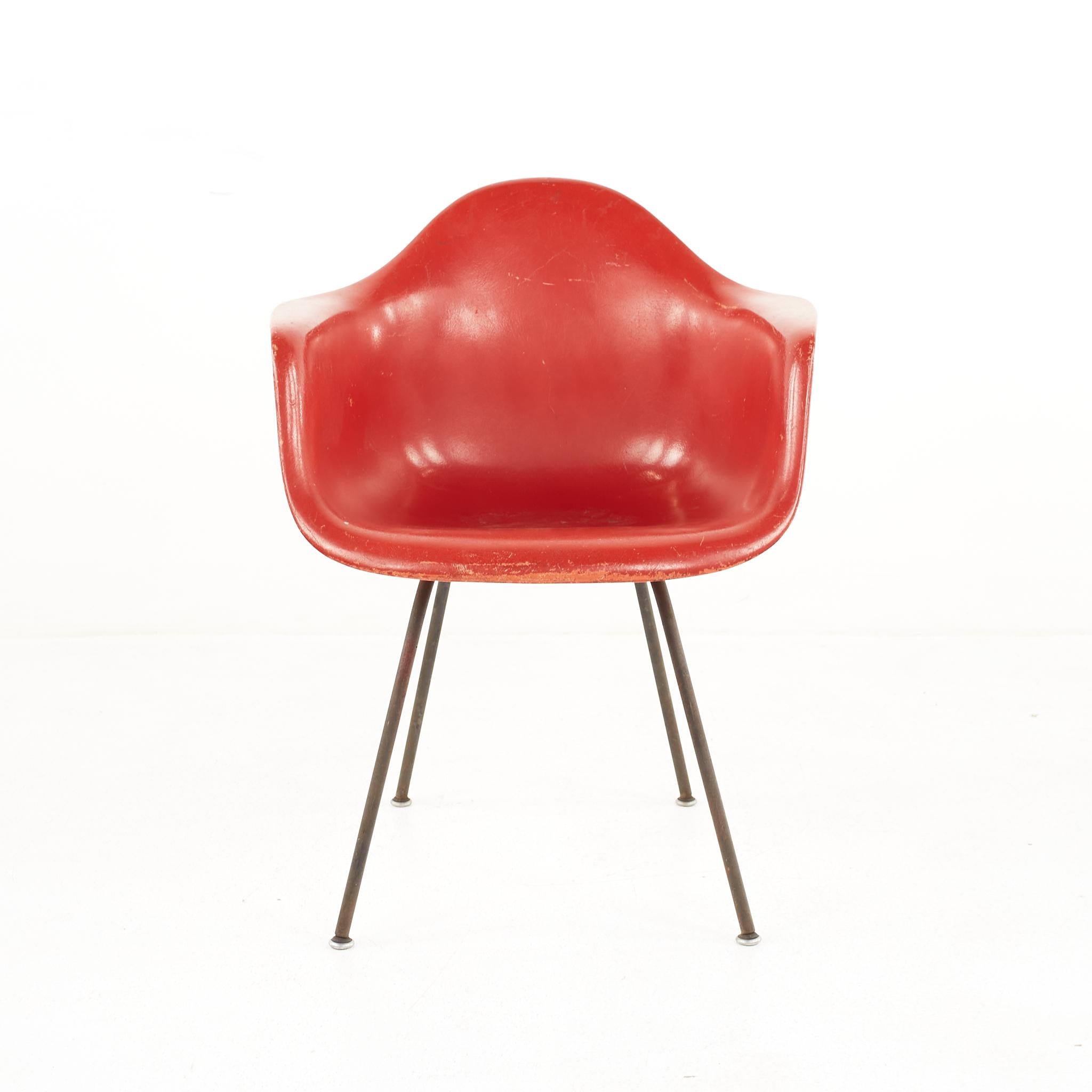 Eames For Herman Miller Mid Century Fiberglass Shell Red Chair (Chaise rouge en fibre de verre)

La chaise mesure : 24,75 de large x 22 de profond x 31,25 de haut, avec une hauteur d'assise de 18 pouces et une hauteur d'accoudoir de 26 pouces.
