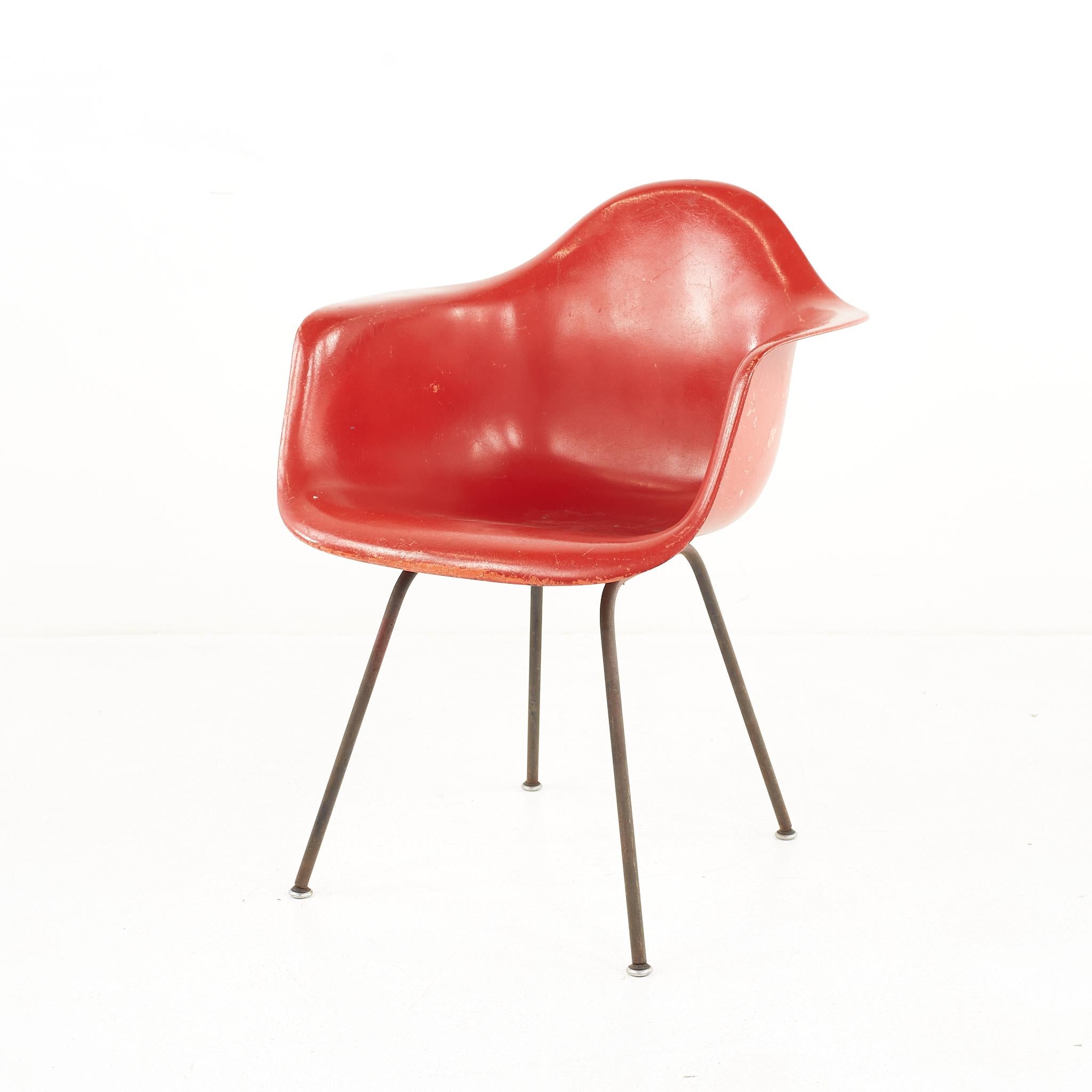 Mid-Century Modern Eames For Herman Miller Mid Century Fiberglass Shell Red Chair (Chaise rouge en fibre de verre) en vente
