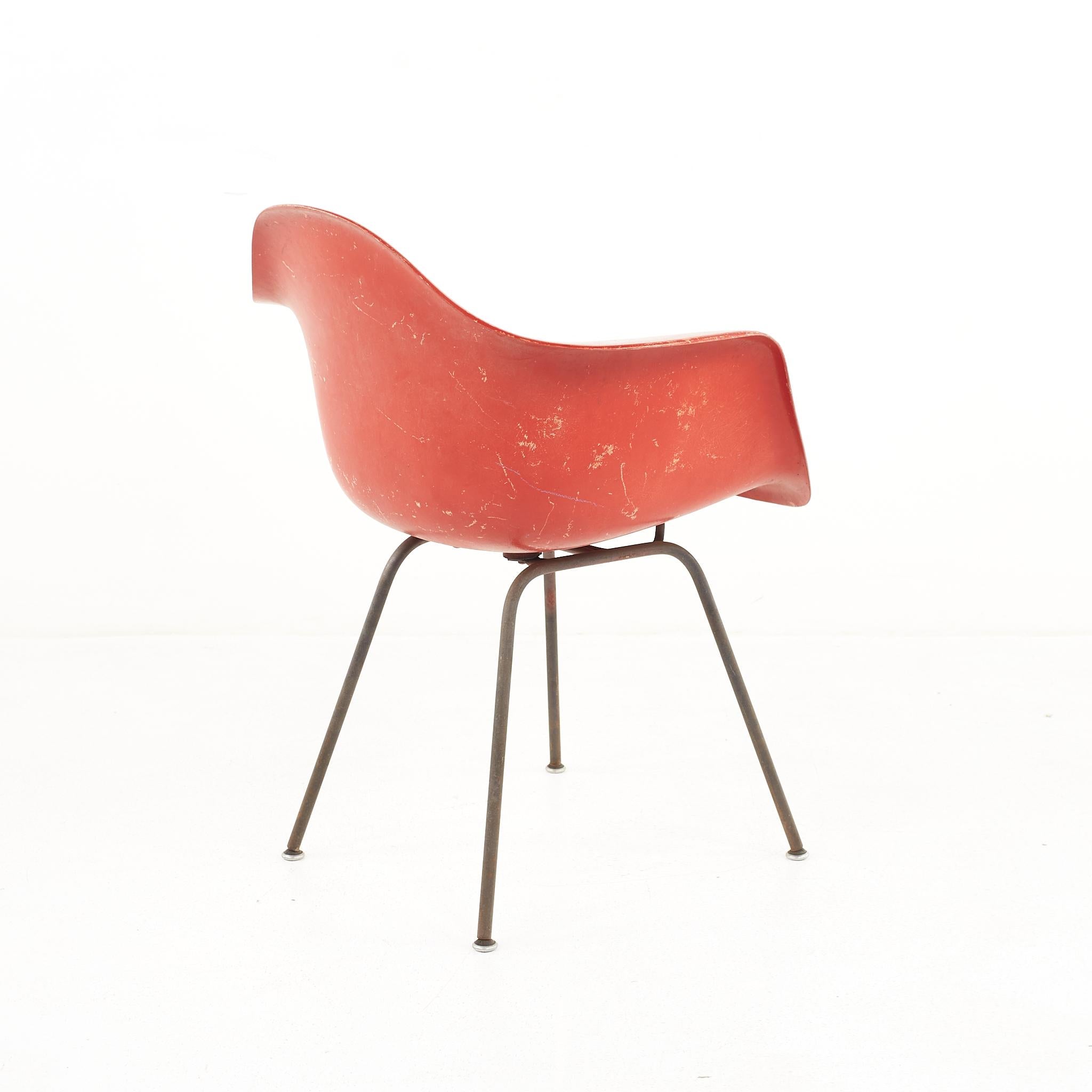 Américain Eames For Herman Miller Mid Century Fiberglass Shell Red Chair (Chaise rouge en fibre de verre) en vente