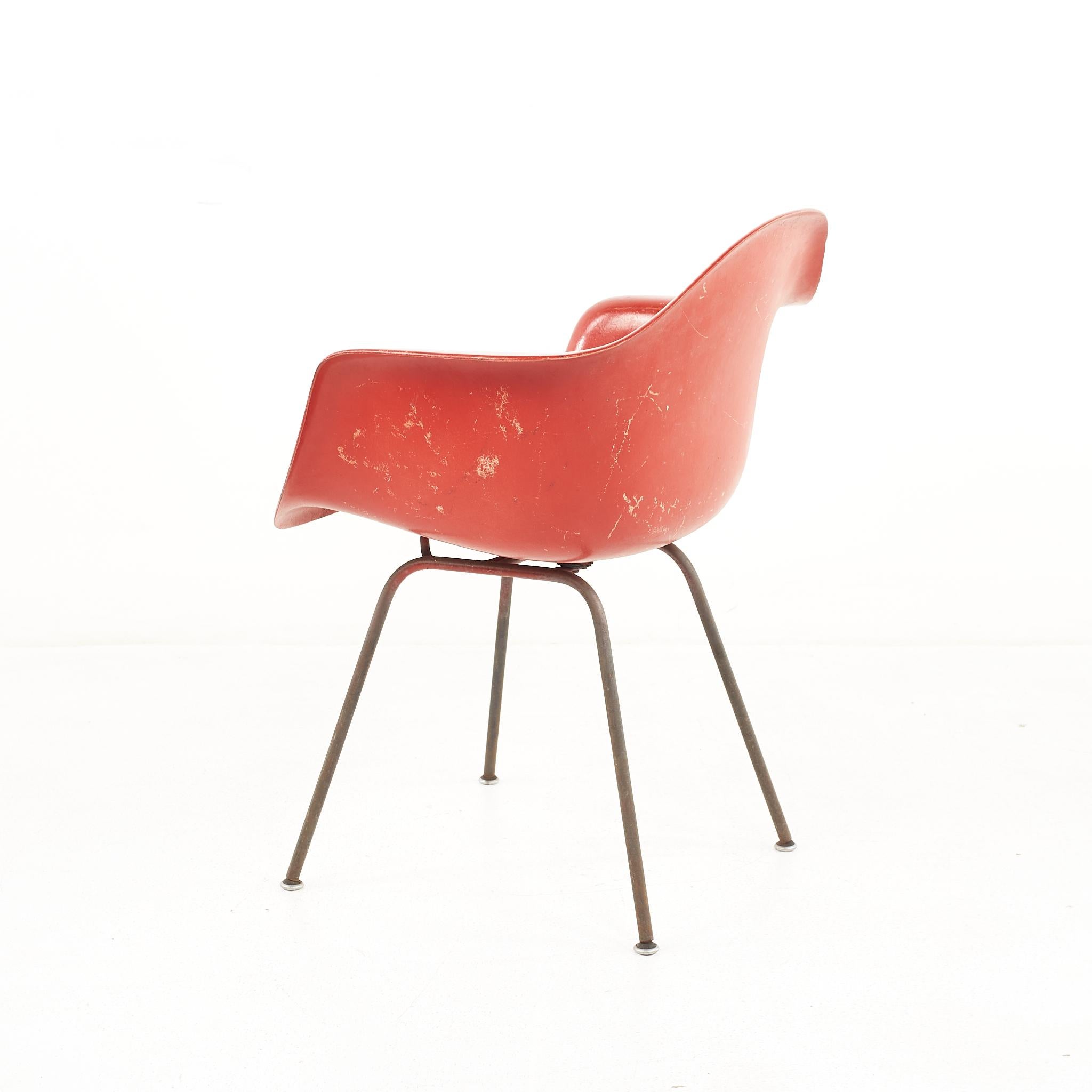 Fin du 20e siècle Eames For Herman Miller Mid Century Fiberglass Shell Red Chair (Chaise rouge en fibre de verre) en vente