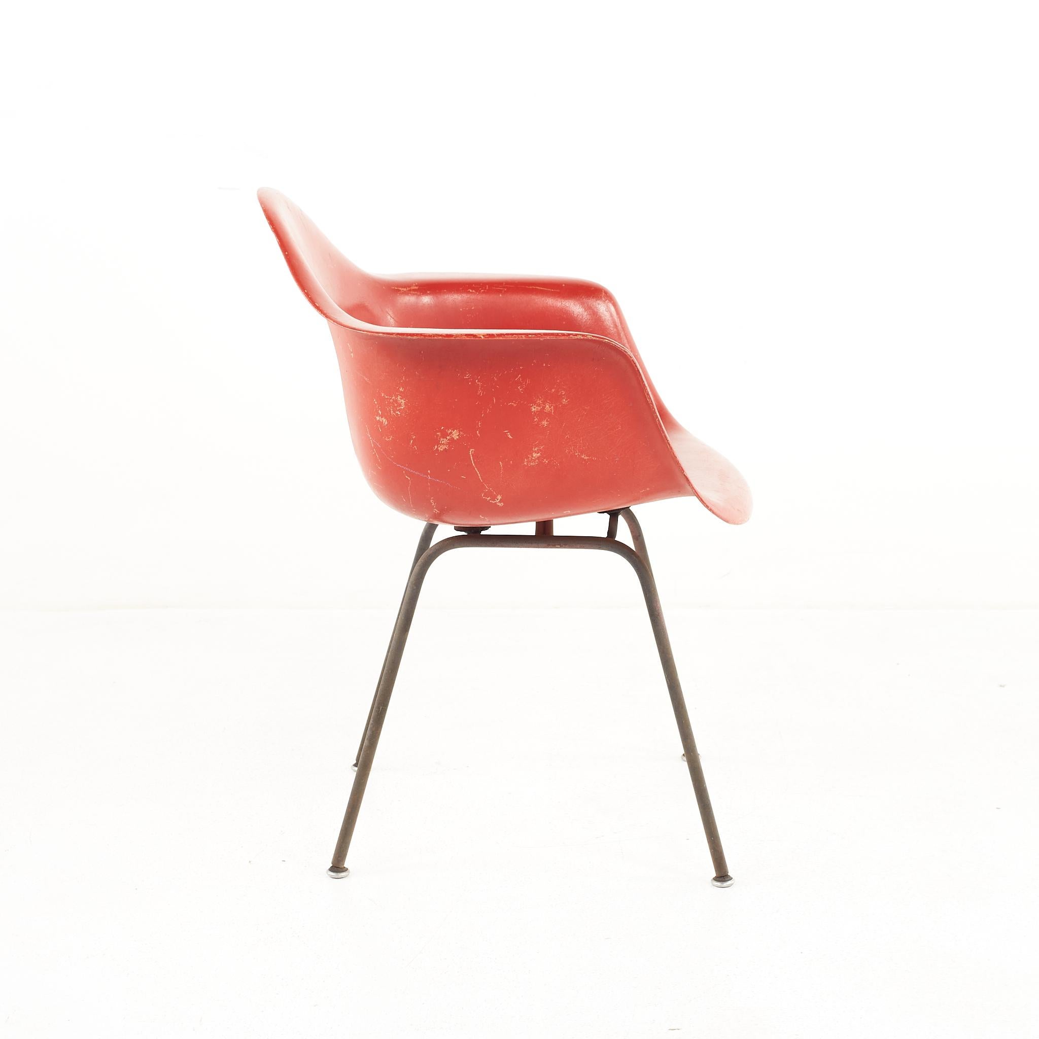 Chrome Eames For Herman Miller Mid Century Fiberglass Shell Red Chair (Chaise rouge en fibre de verre) en vente