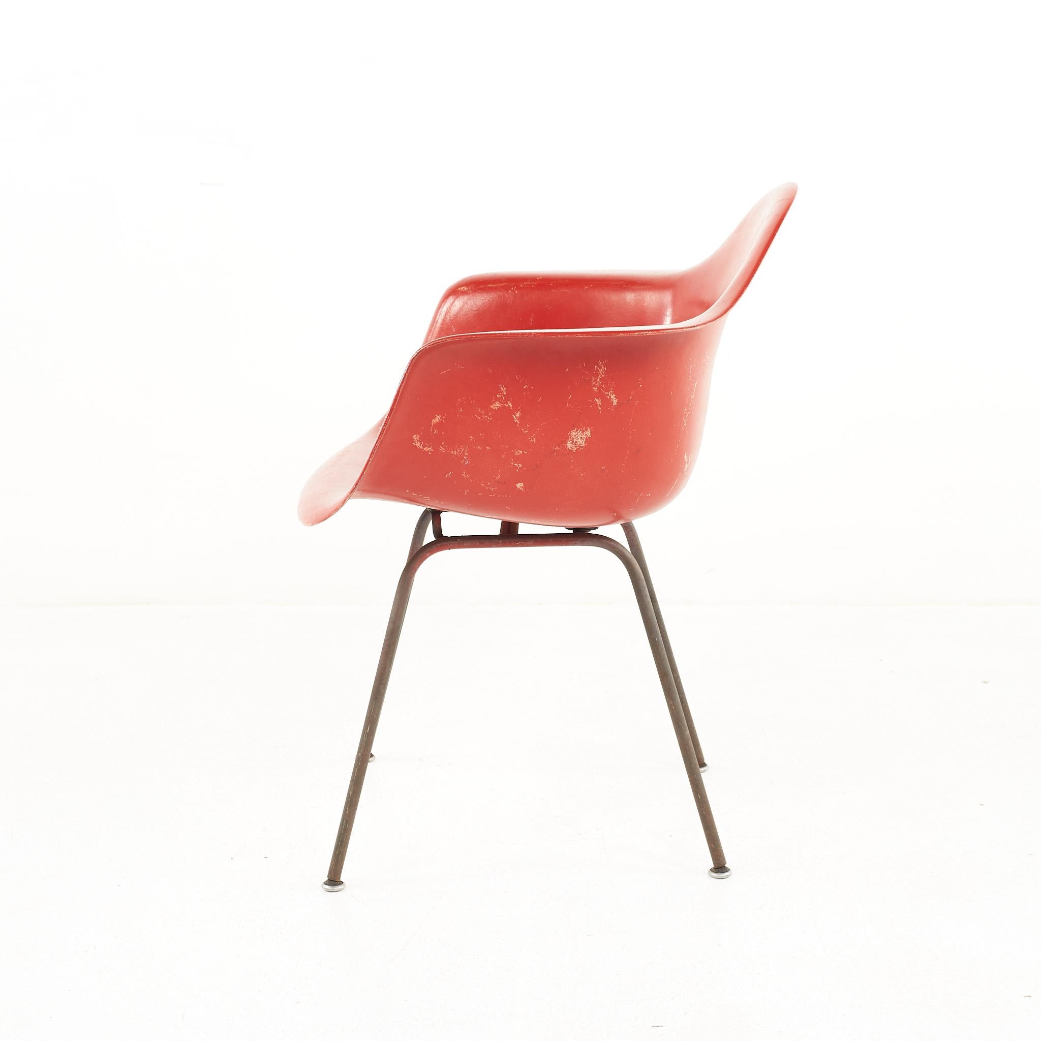 Eames For Herman Miller Mid Century Fiberglass Shell Red Chair (Chaise rouge en fibre de verre) en vente 1