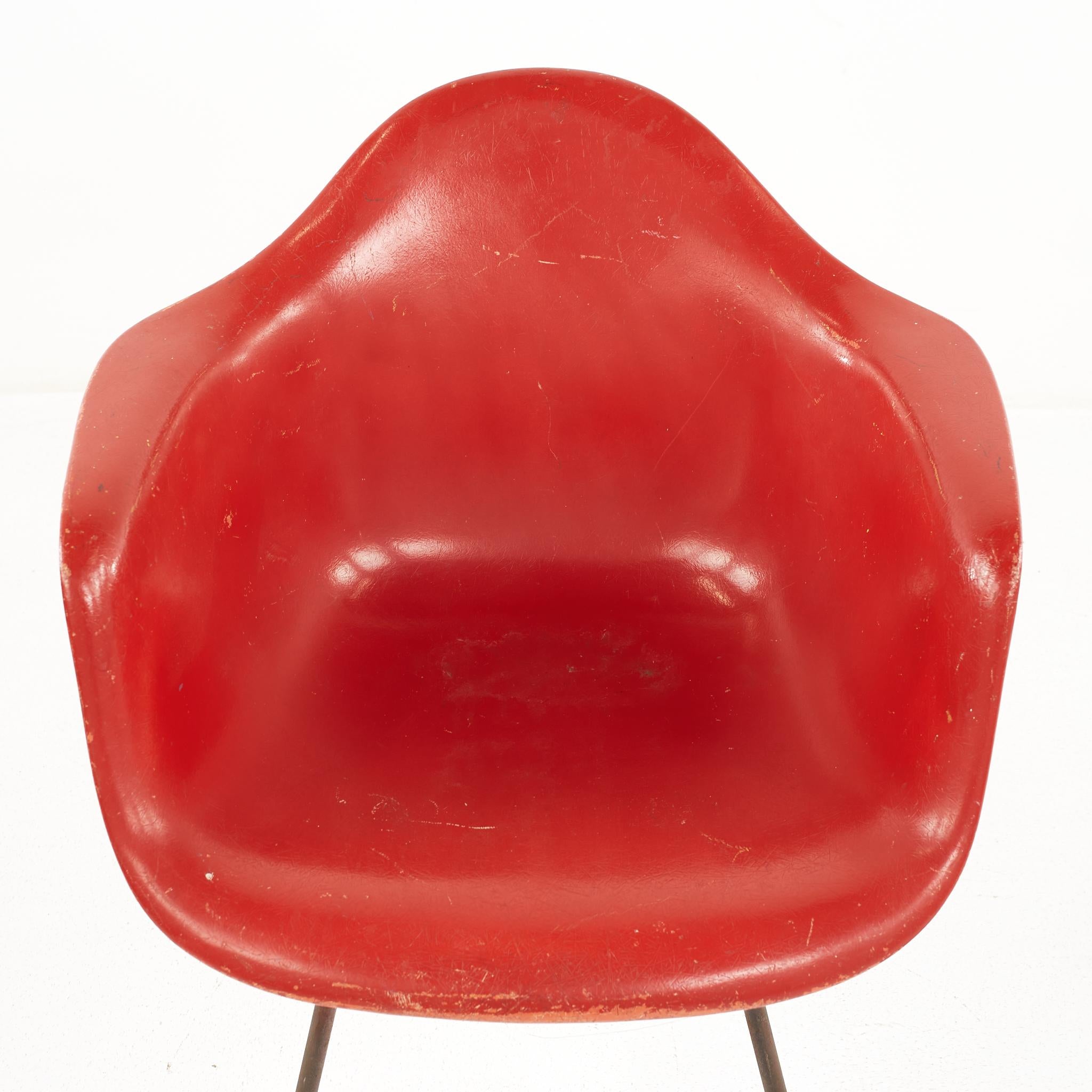Eames For Herman Miller Mid Century Fiberglass Shell Red Chair (Chaise rouge en fibre de verre) en vente 2