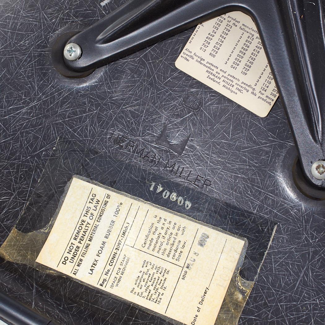 Eames for Herman Miller Mid Century Padded Fiberglass Teal Swivel Office Chair For Sale 3