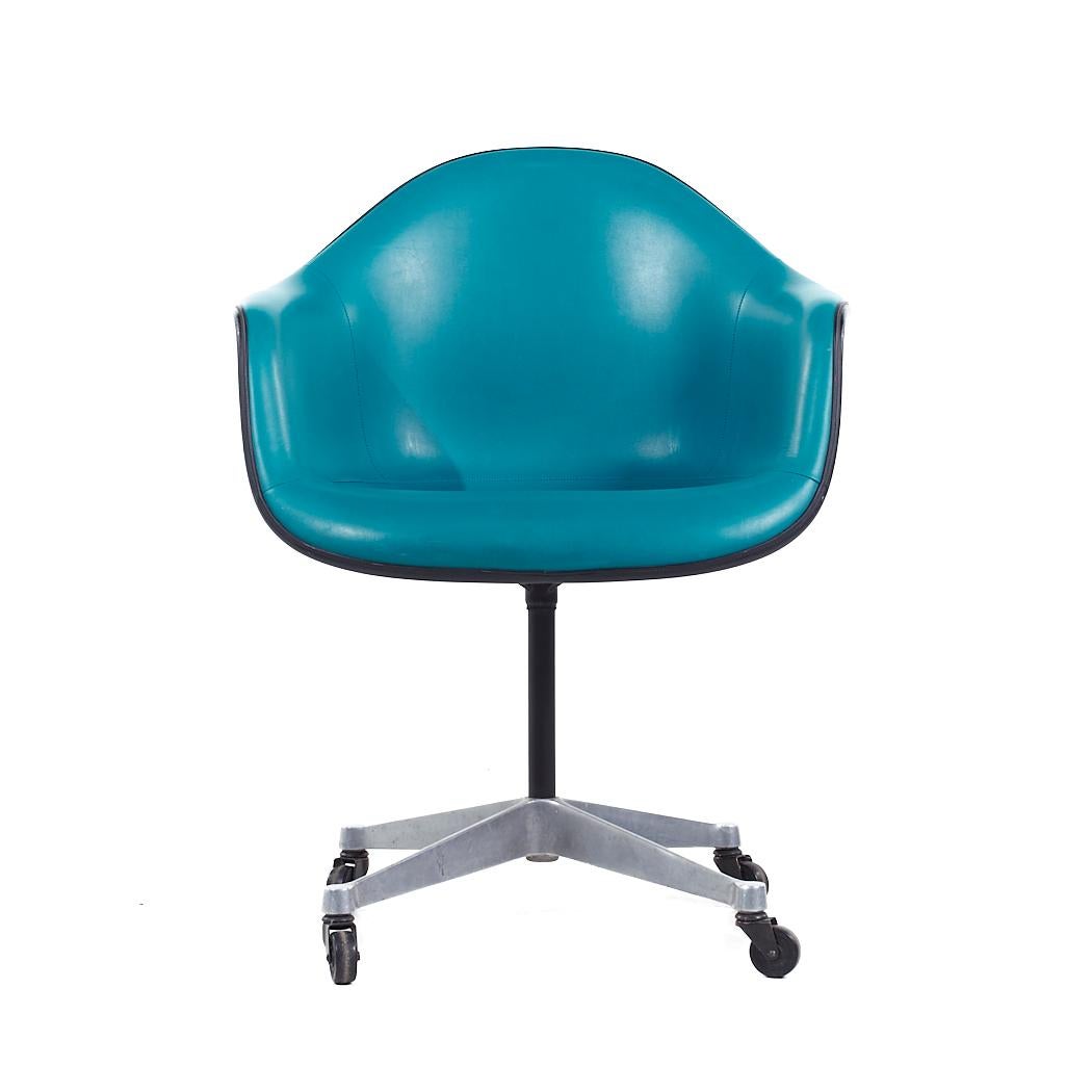 Eames for Herman Miller Mid Century Padded Fiberglass Teal Swivel Office Chair (Chaise de bureau pivotante en fibre de verre rembourrée sarcelle)

Cette chaise de bureau pivotante mesure : 25,5 de large x 24 de profond x 32,75 de haut, avec une