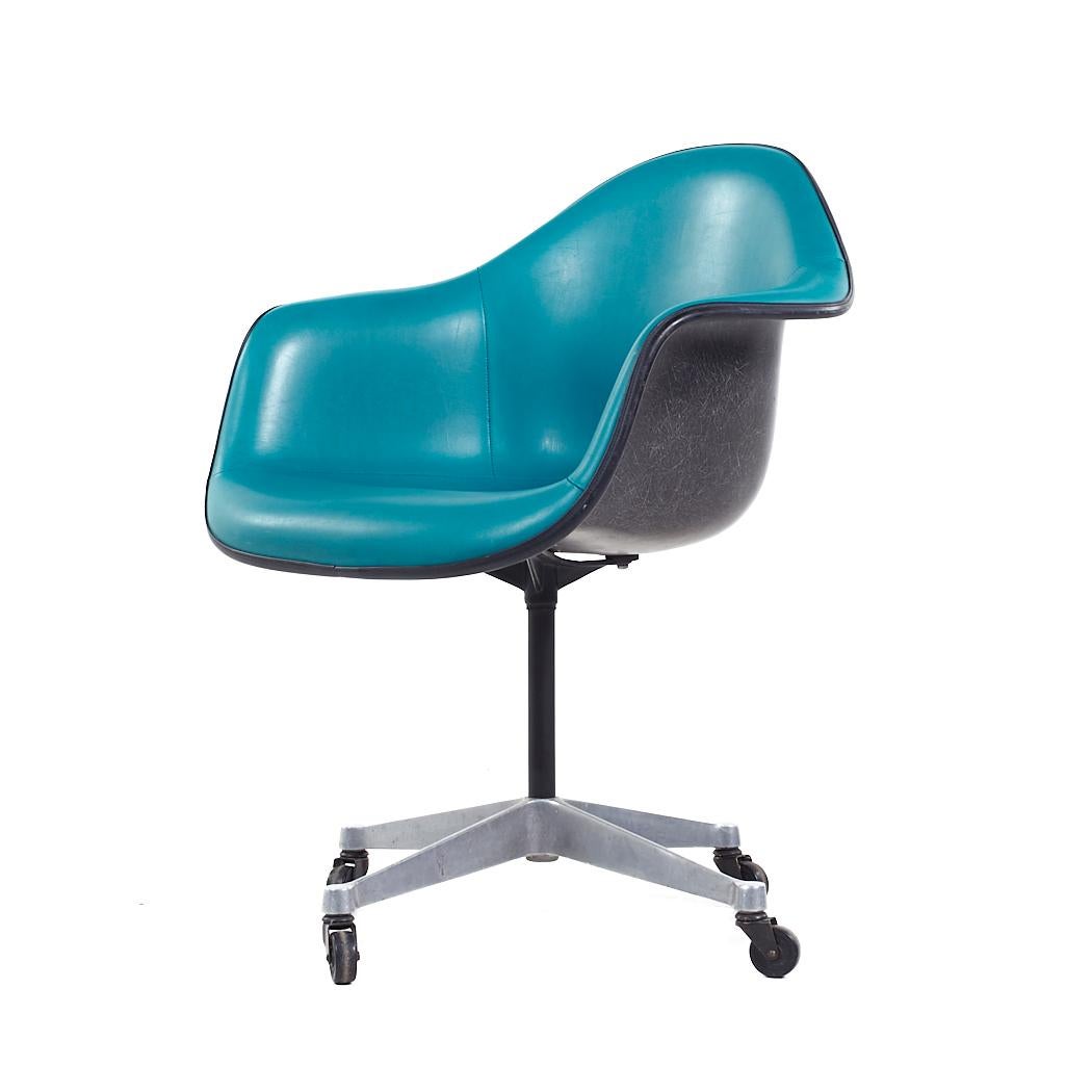 Mid-Century Modern Eames for Herman Miller Mid Century Padded Fiberglass Teal Swivel Office Chair (Chaise de bureau pivotante en fibre de verre rembourrée sarcelle) en vente