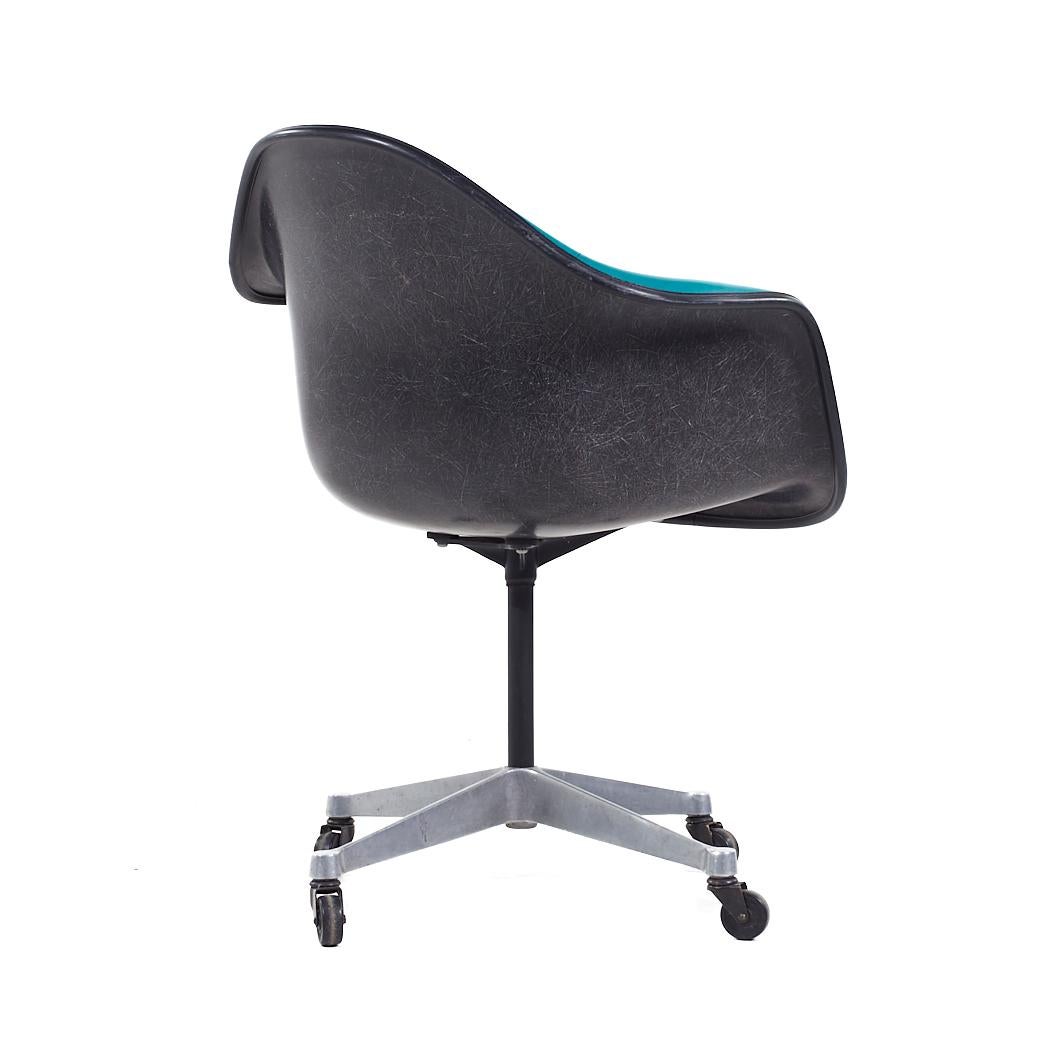 Américain Eames for Herman Miller Mid Century Padded Fiberglass Teal Swivel Office Chair (Chaise de bureau pivotante en fibre de verre rembourrée sarcelle) en vente