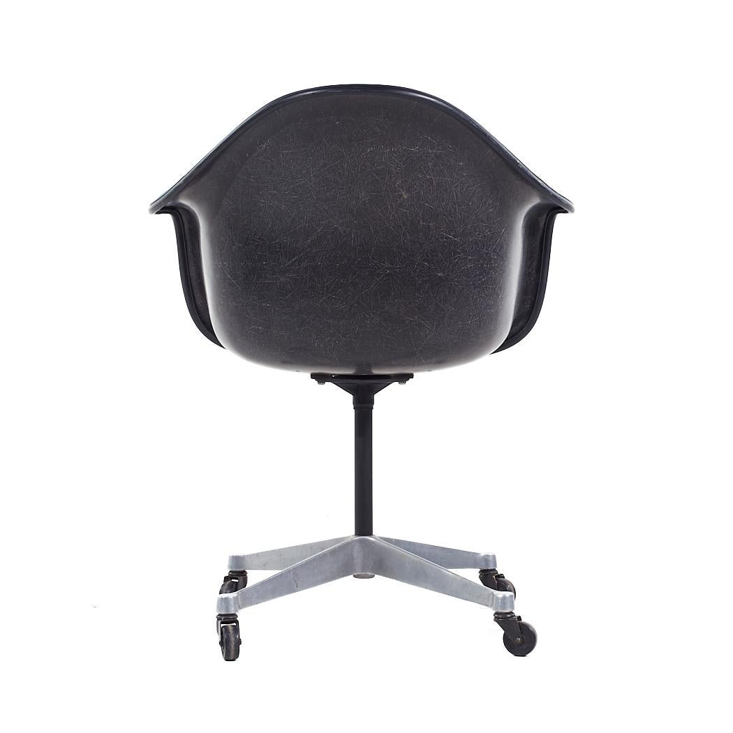 Eames for Herman Miller Mid Century Padded Fiberglass Teal Swivel Office Chair (Chaise de bureau pivotante en fibre de verre rembourrée sarcelle) Bon état - En vente à Countryside, IL
