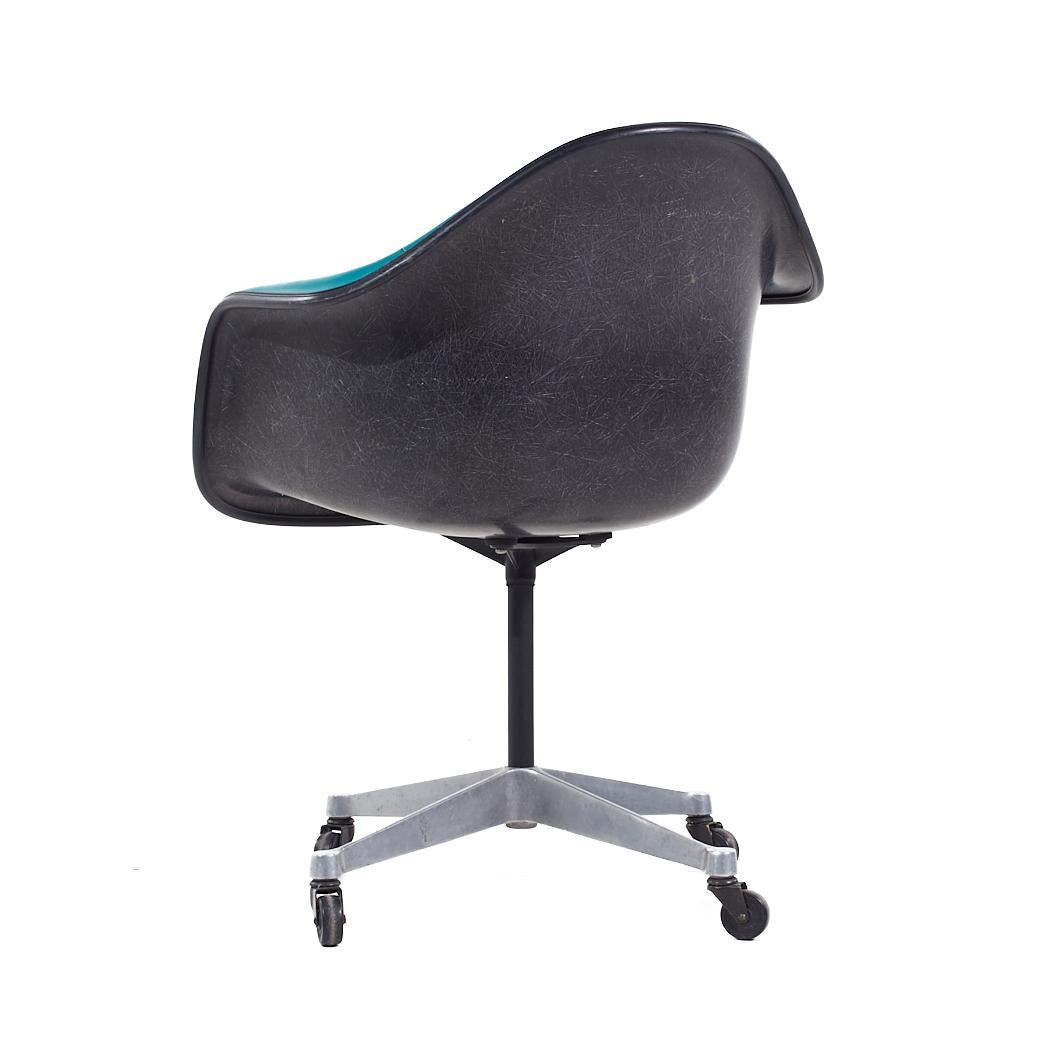 Fin du 20e siècle Eames for Herman Miller Mid Century Padded Fiberglass Teal Swivel Office Chair (Chaise de bureau pivotante en fibre de verre rembourrée sarcelle) en vente