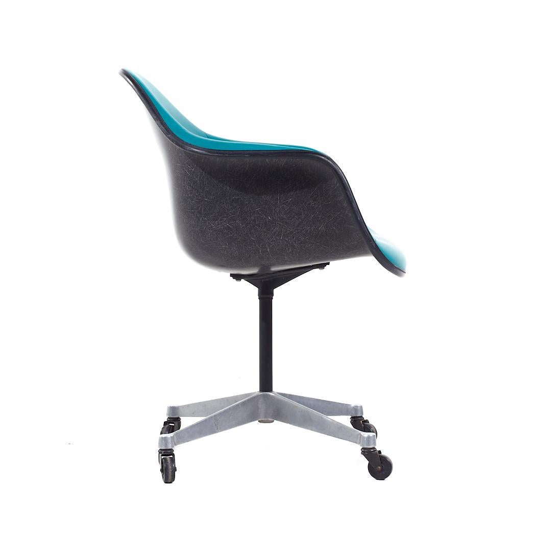 Métal Eames for Herman Miller Mid Century Padded Fiberglass Teal Swivel Office Chair (Chaise de bureau pivotante en fibre de verre rembourrée sarcelle) en vente