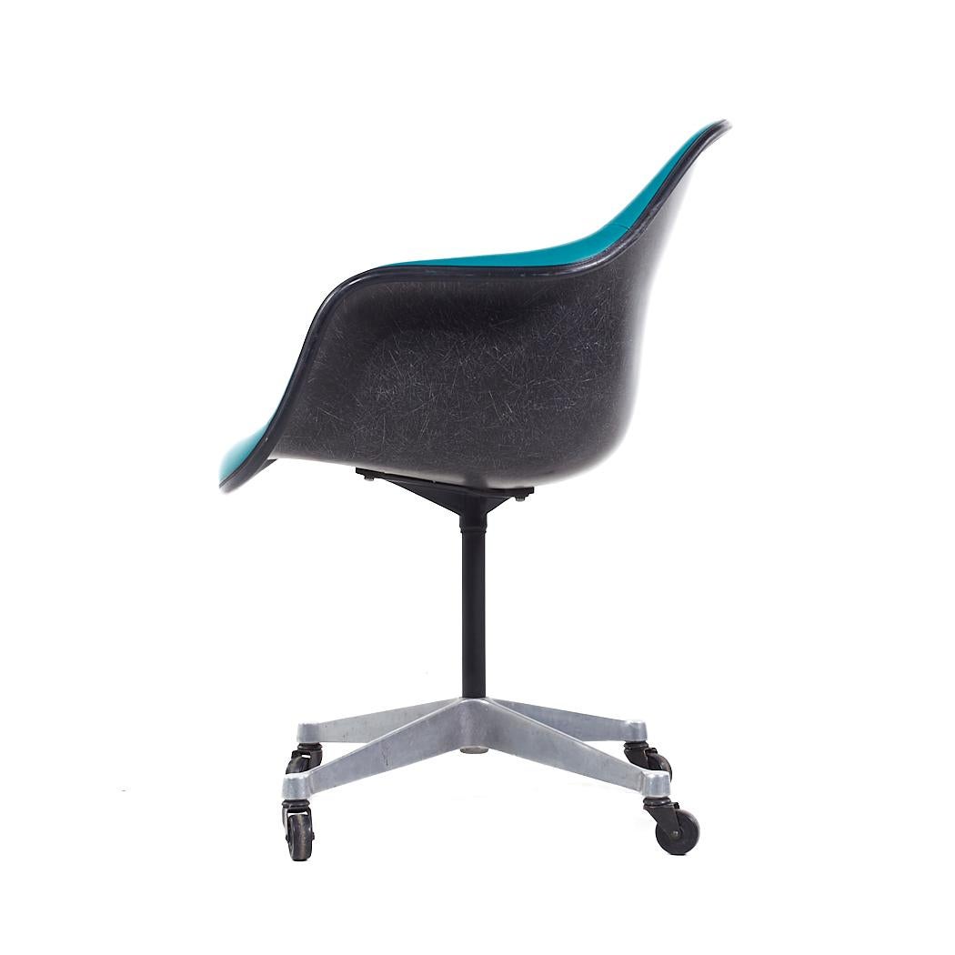 Eames for Herman Miller Mid Century Padded Fiberglass Teal Swivel Office Chair (Chaise de bureau pivotante en fibre de verre rembourrée sarcelle) en vente 1
