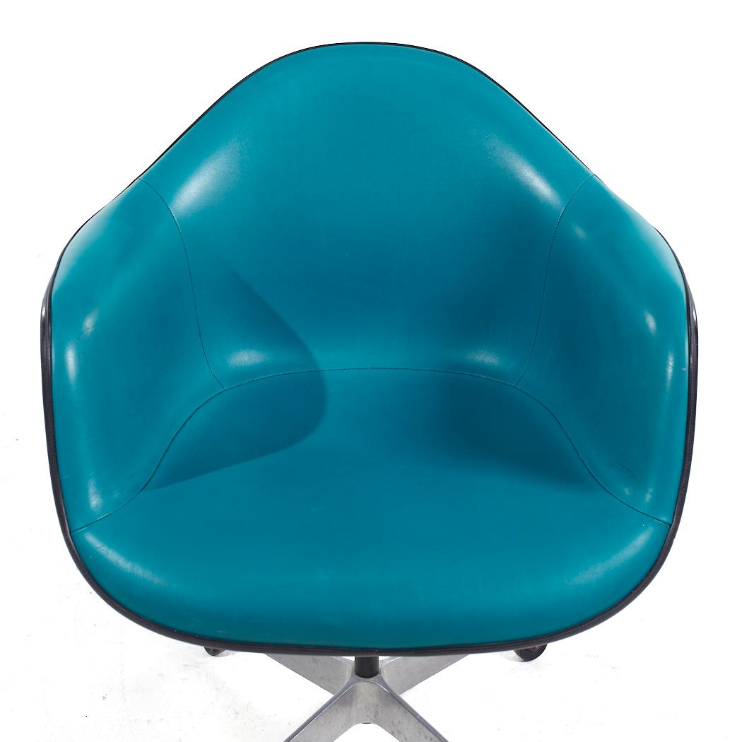 Eames for Herman Miller Mid Century Padded Fiberglass Teal Swivel Office Chair (Chaise de bureau pivotante en fibre de verre rembourrée sarcelle) en vente 2