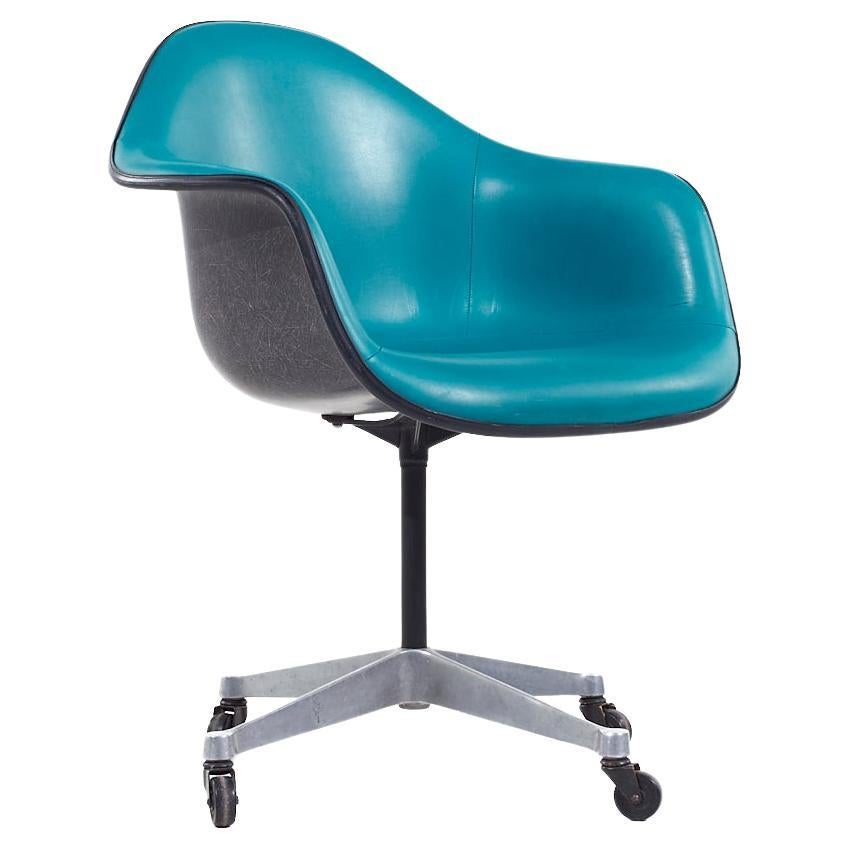 Eames for Herman Miller Mid Century Padded Fiberglass Teal Swivel Office Chair (Chaise de bureau pivotante en fibre de verre rembourrée sarcelle) en vente