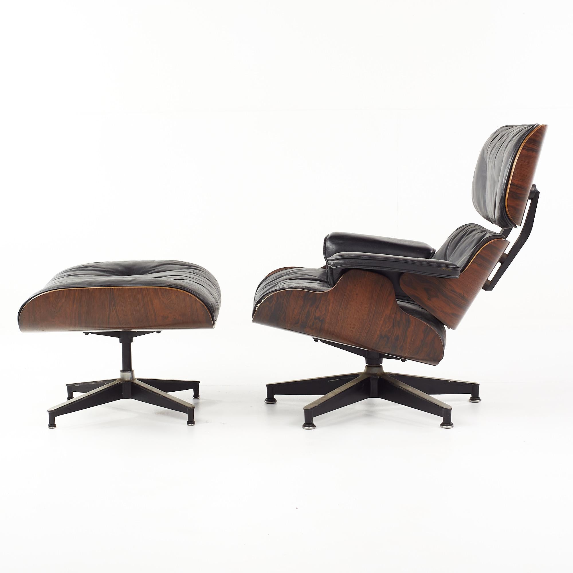 Eames for Herman Miller Mid Century Rosewood Swivel Chair and Ottoman In Good Condition For Sale In Countryside, IL