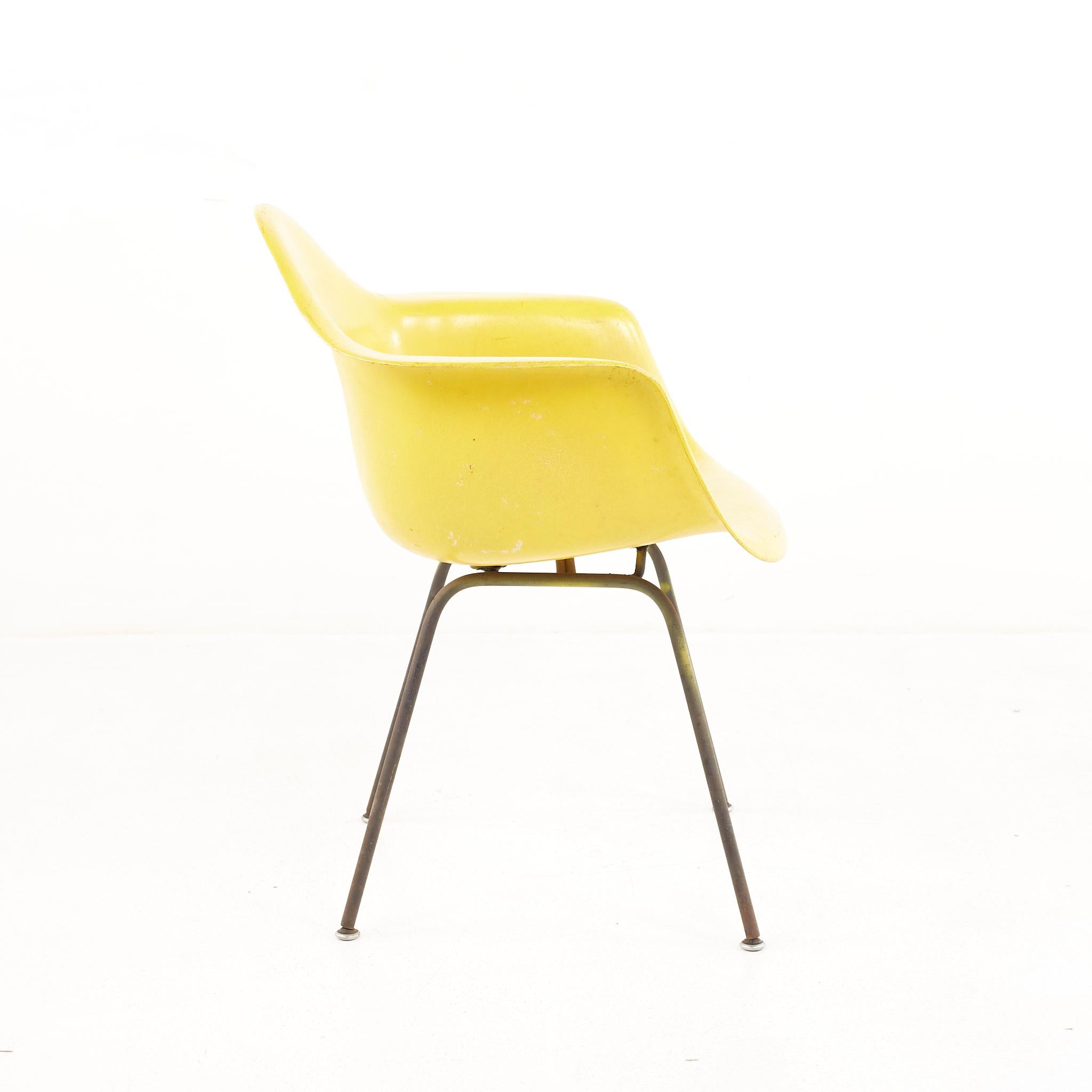 Mid-Century Modern Eames pour Herman Miller fauteuil coquillage en fibre de verre jaune du milieu du siècle dernier en vente