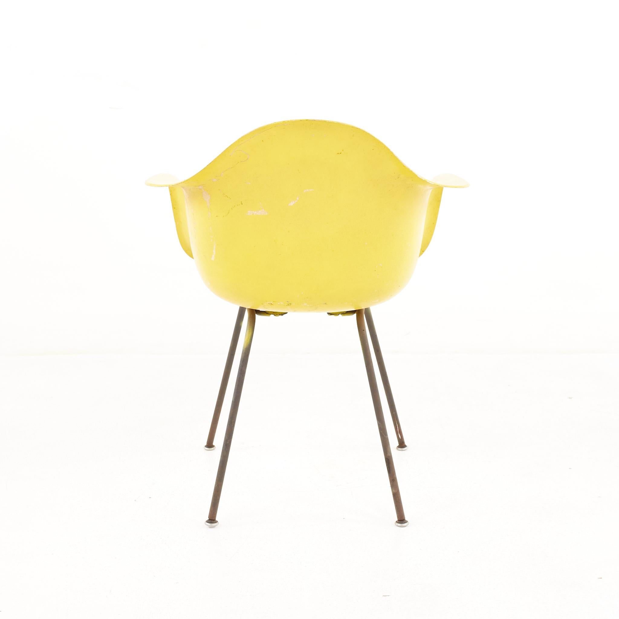 Américain Eames pour Herman Miller fauteuil coquillage en fibre de verre jaune du milieu du siècle dernier en vente