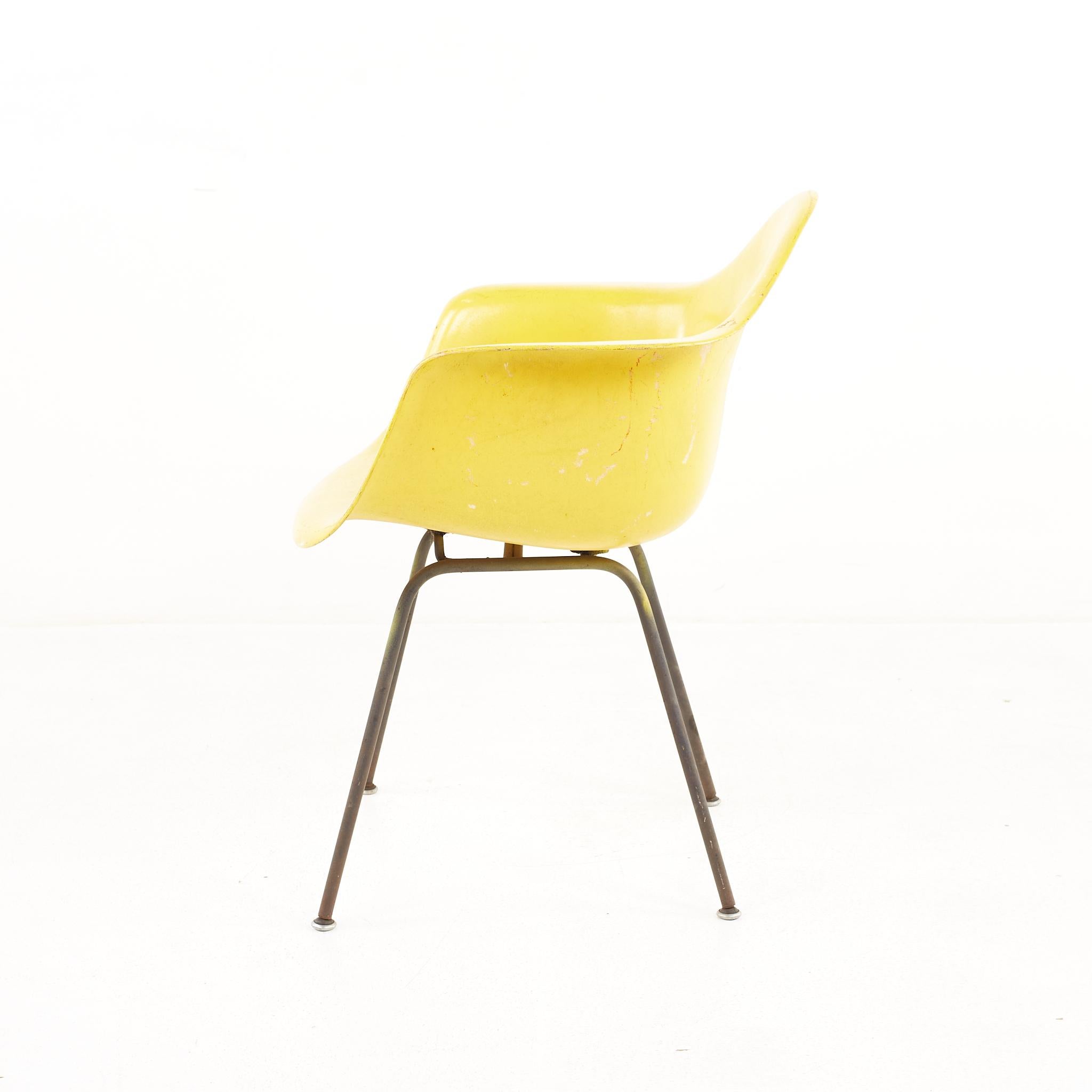 Chrome Eames pour Herman Miller fauteuil coquillage en fibre de verre jaune du milieu du siècle dernier en vente