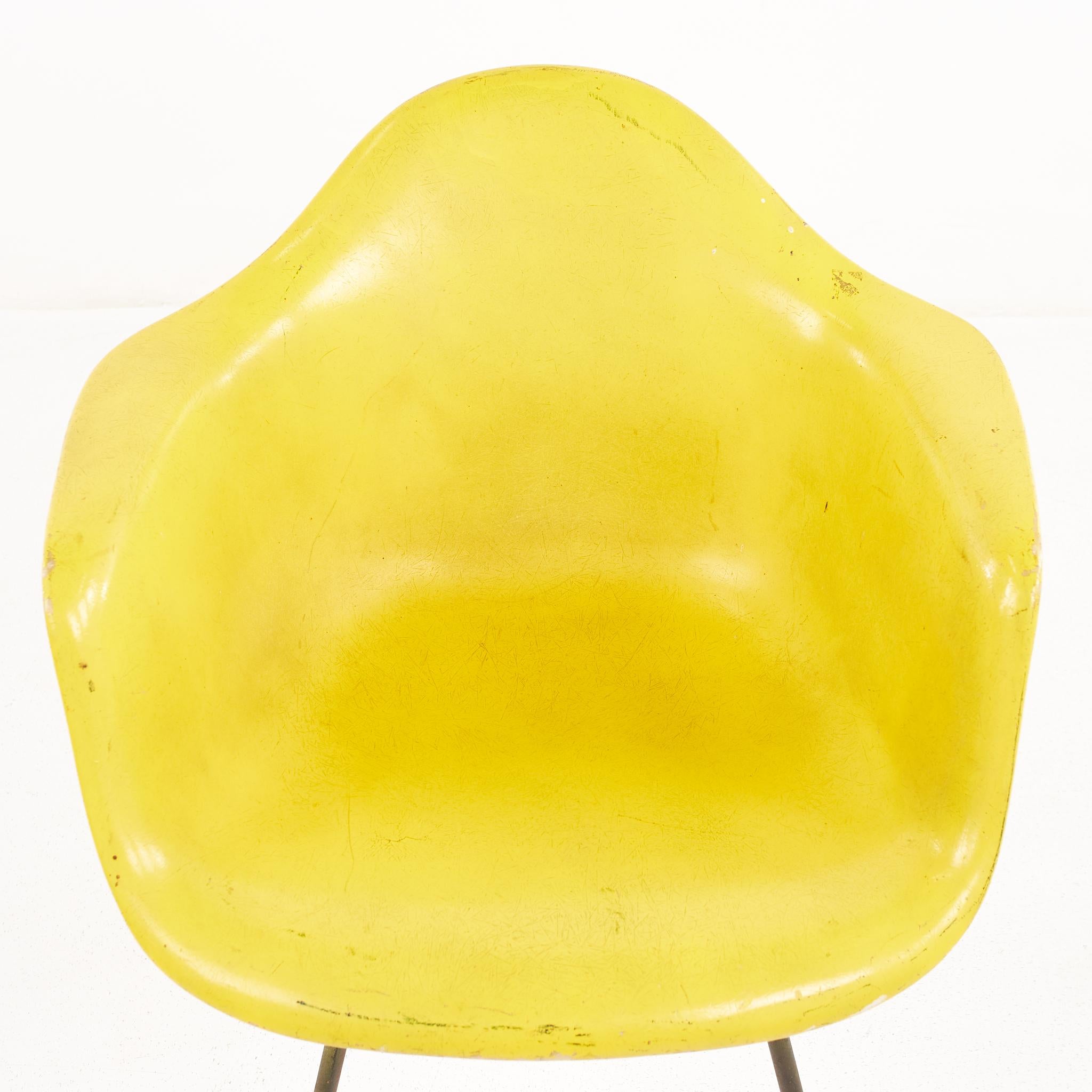 Eames pour Herman Miller fauteuil coquillage en fibre de verre jaune du milieu du siècle dernier en vente 1