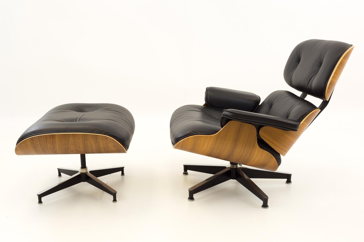 Eames for Herman Miller Mid Century Lounge Chair in Walnut with Ottoman In Good Condition In Countryside, IL