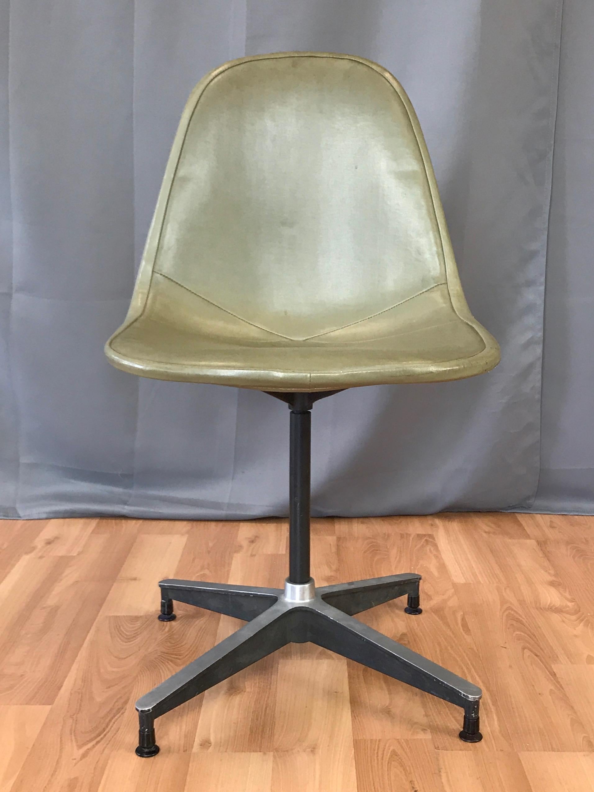 Une rare première génération de PKC-1 Pivot Wire Side Chair sur une base en aluminium moulé avec une couverture originale en Naugahyde par Charles et Ray Eames pour Herman Miller. 

La base iconique en forme d'araignée à quatre points:: avec une