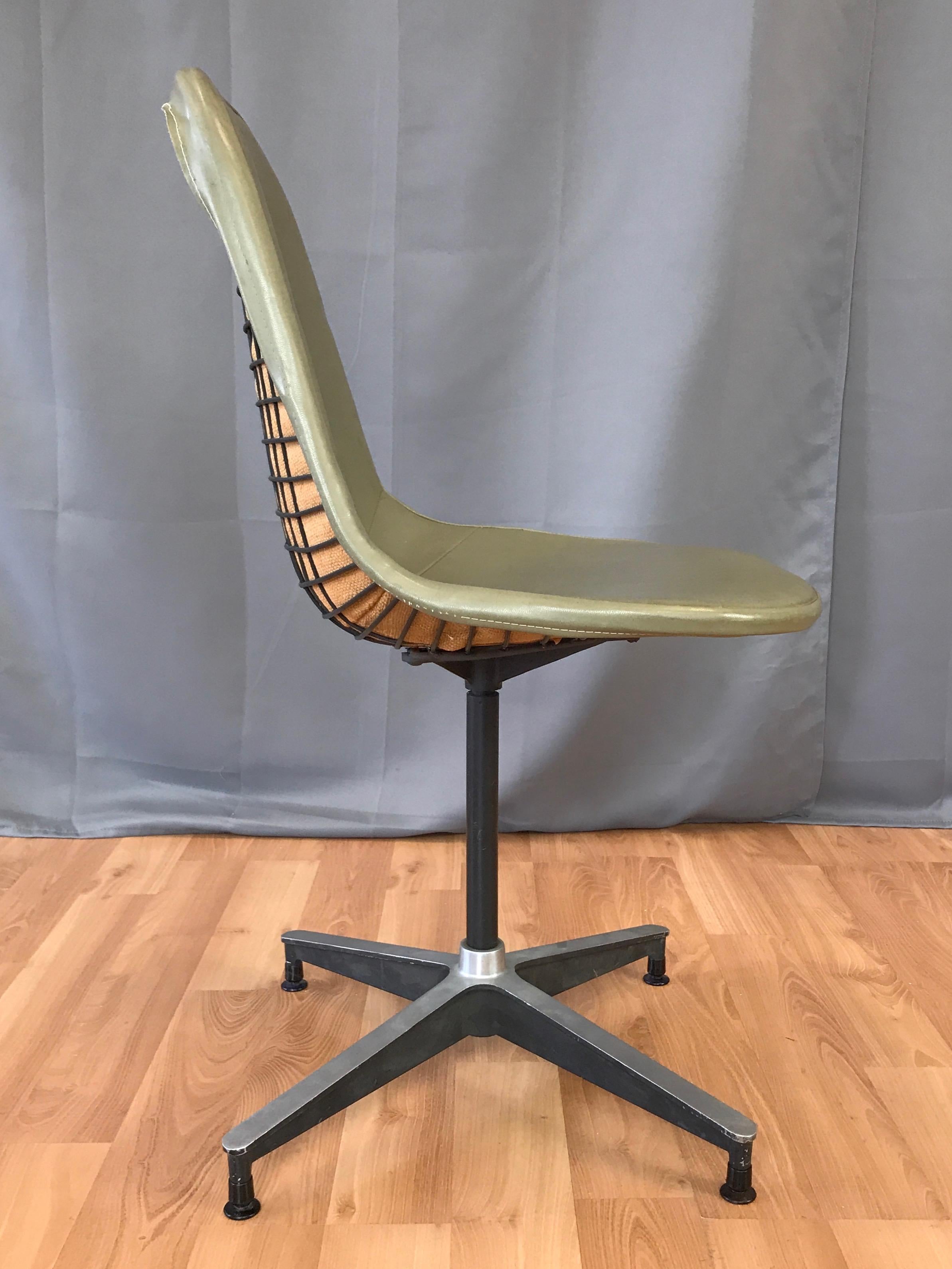 Eames pour Herman Miller PKC-1 First Generation Swivel Side Chair:: 1954 Bon état à San Francisco, CA