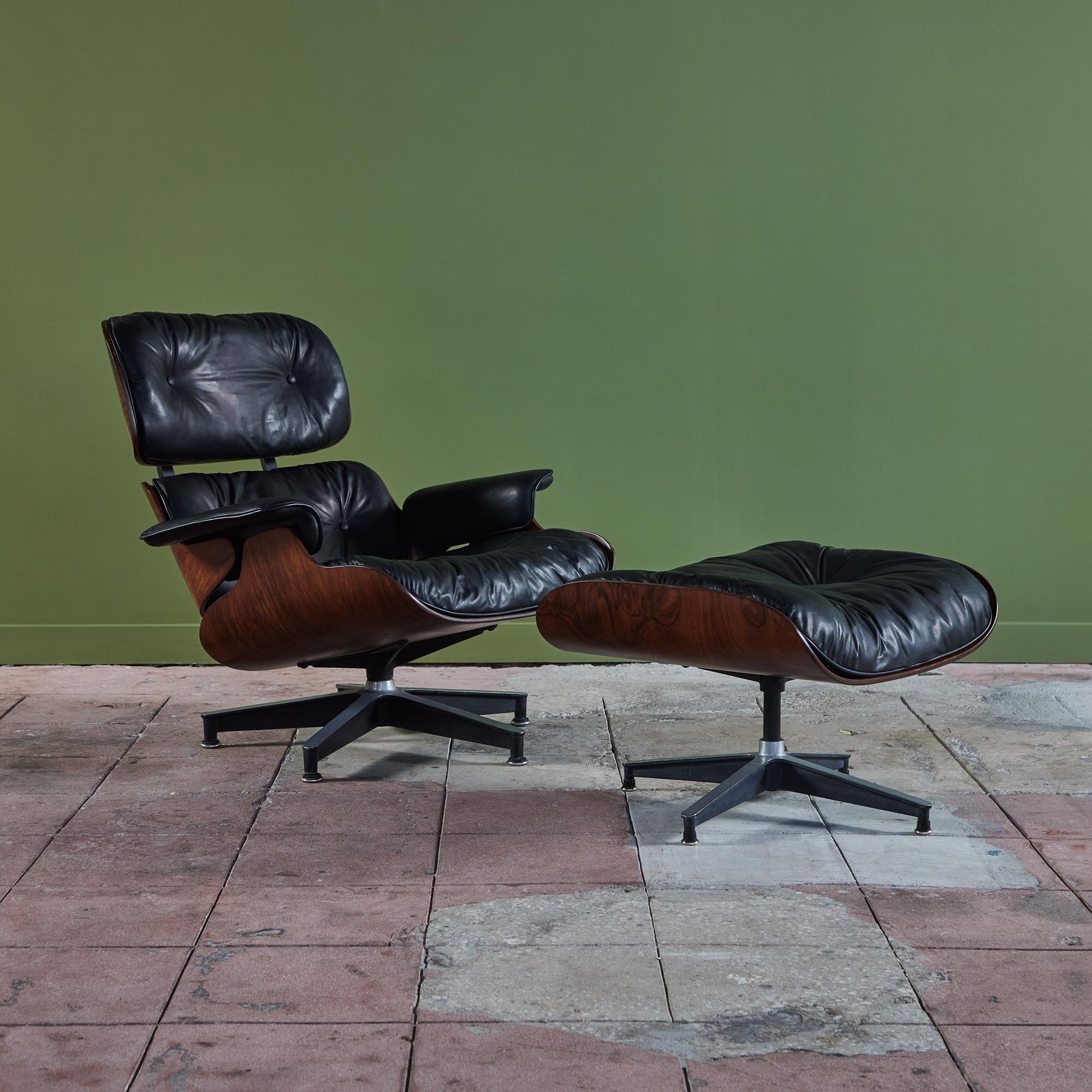 Rare exemplaire de 1956 de la première année de production de l'emblématique chaise longue 670/671 avec ottoman tournant de Ray et Charles Eames pour Herman Miller. L'ottoman rotatif n'a été fabriqué qu'au cours de la première phase de production,