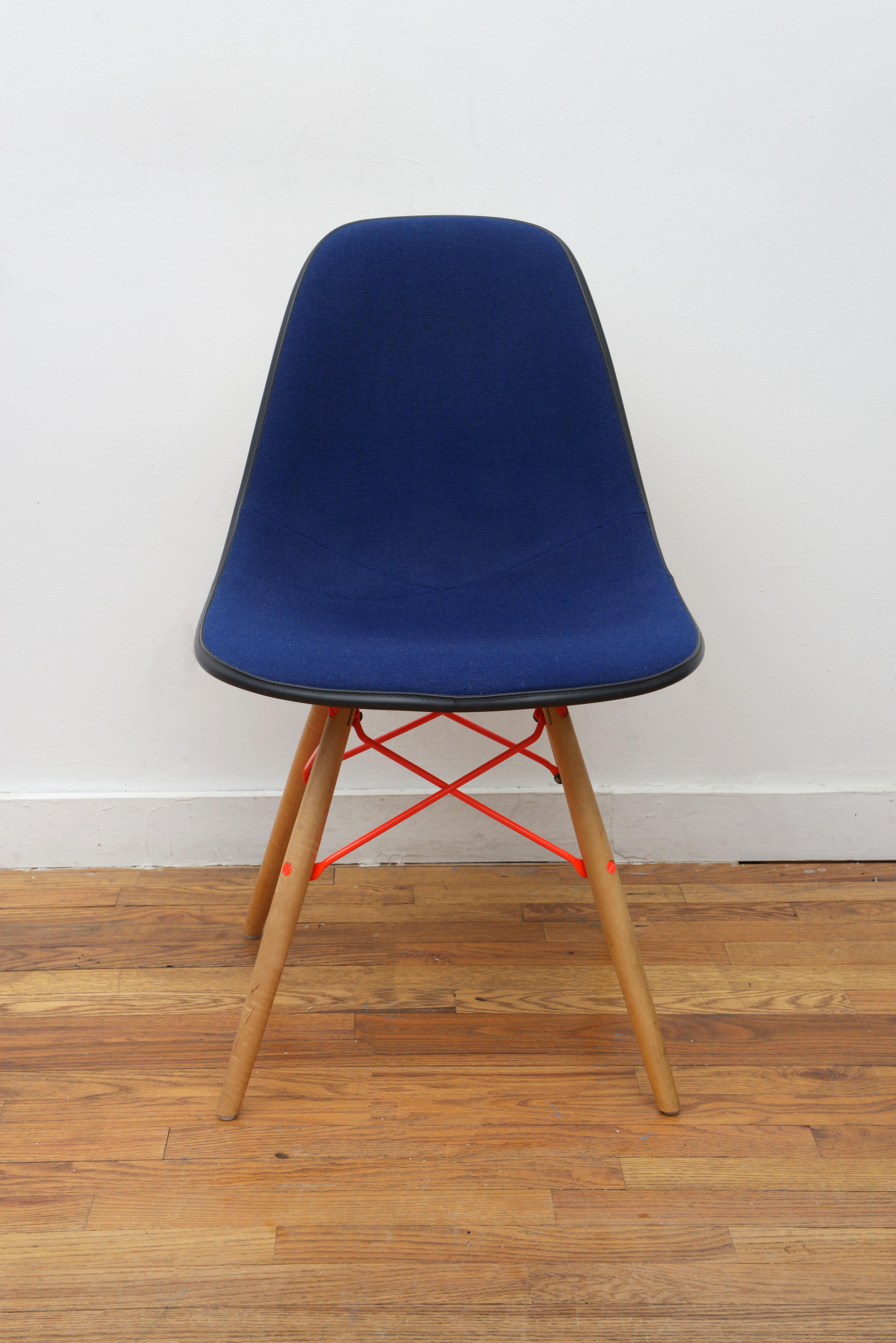 Die Farbkombination dieses einzelnen, blau gepolsterten DSW-Schalenstuhls mit neonorangen Bahren ist einfach erstaunlich! Entworfen von Charles und Ray Eames für Herman Miller in den 1950er Jahren (signiert mit dem Logo von Herman Miller auf der