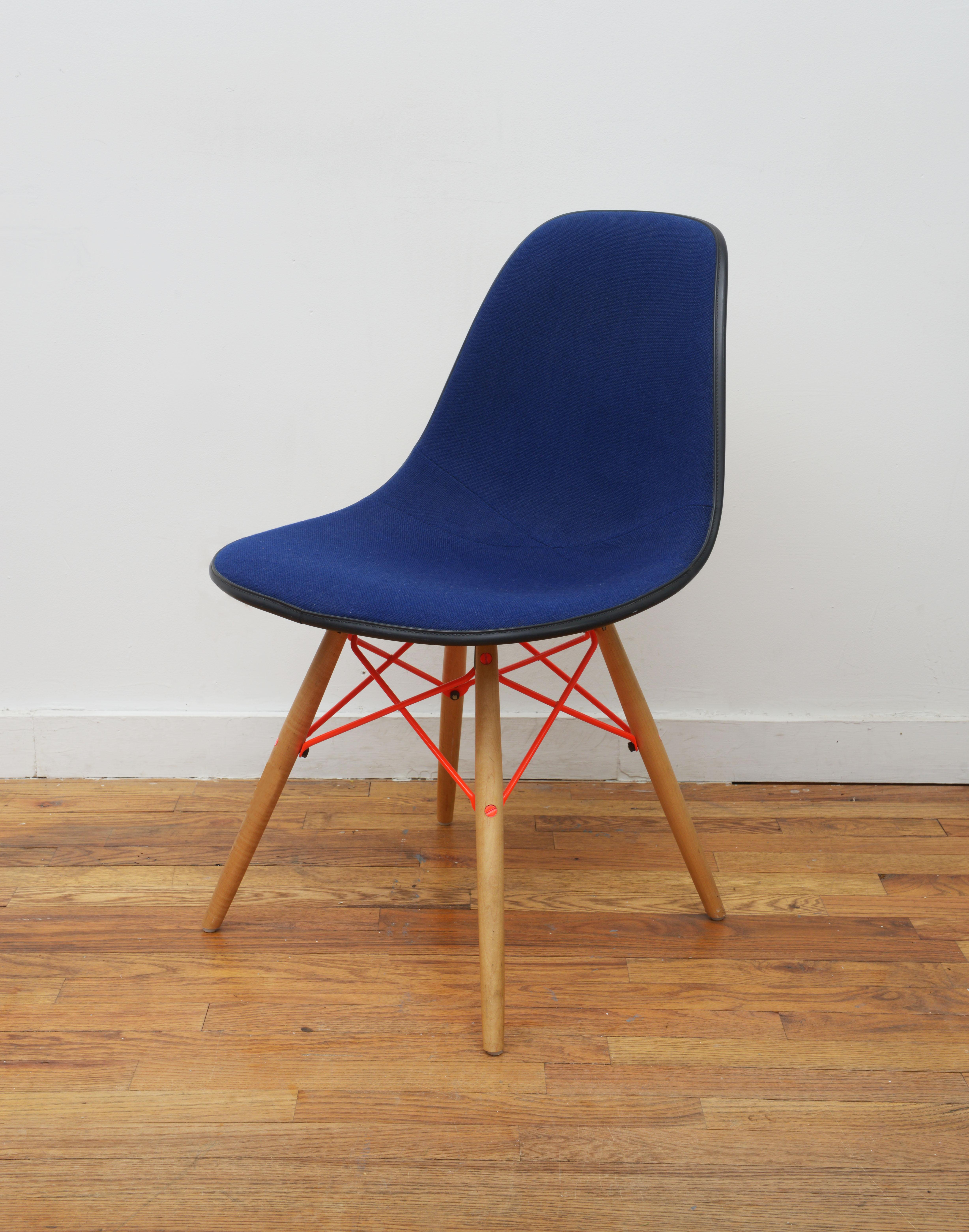 Mid-Century Modern Chaise de salle à manger Eames pour Herman Miller rare tapissée de fibre de verre bleue et orange en vente