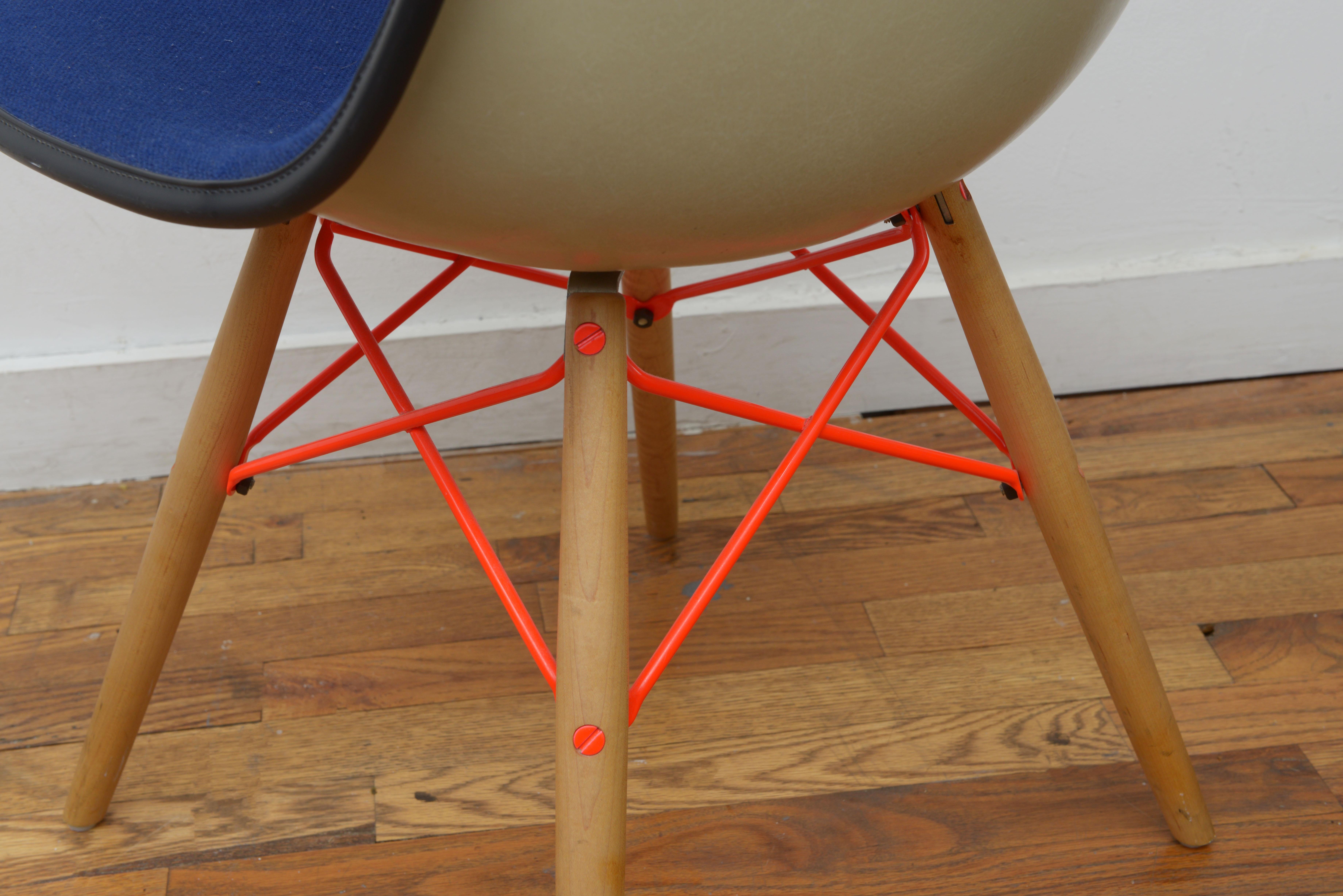 Métal Chaise de salle à manger Eames pour Herman Miller rare tapissée de fibre de verre bleue et orange en vente