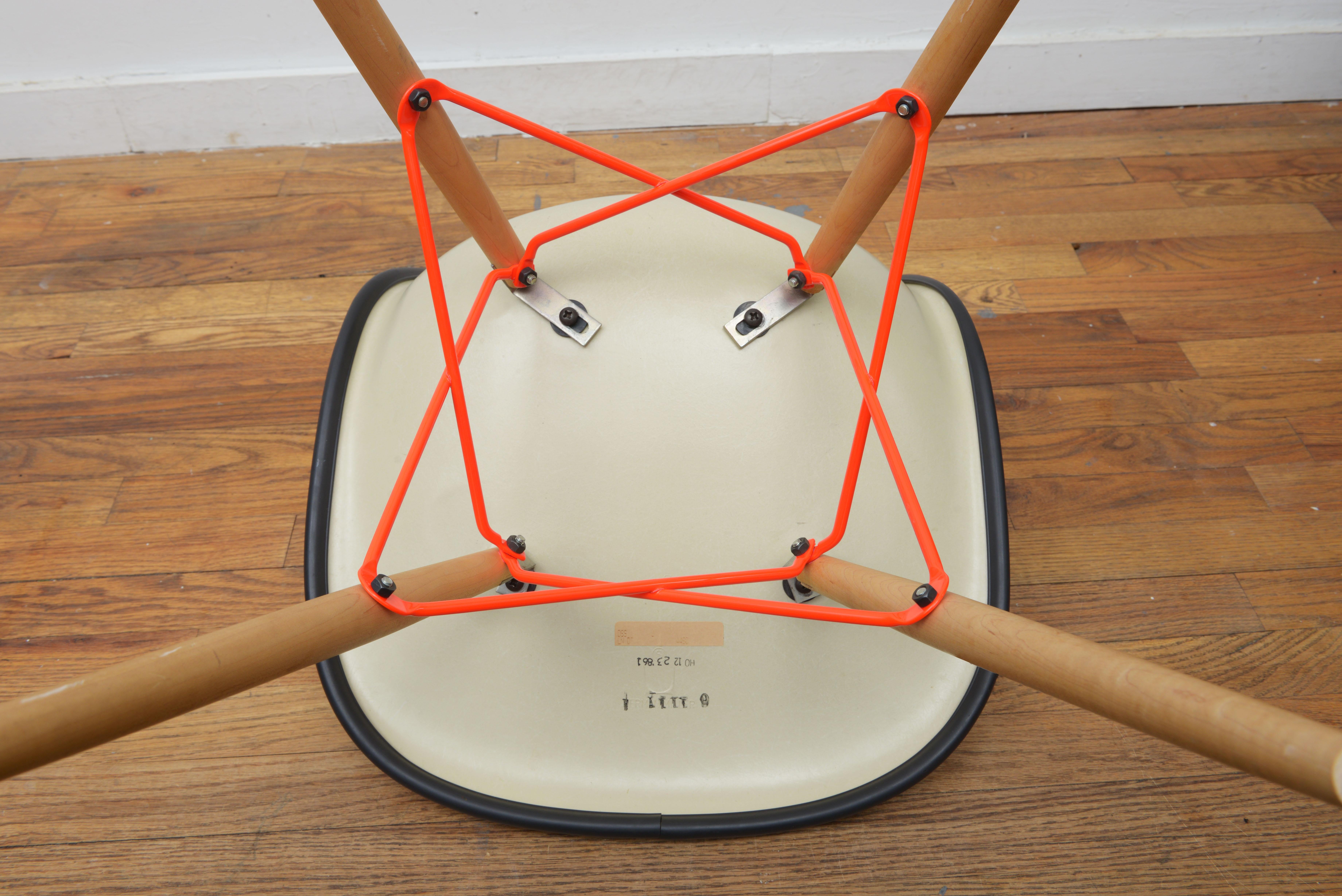Chaise de salle à manger Eames pour Herman Miller rare tapissée de fibre de verre bleue et orange en vente 1