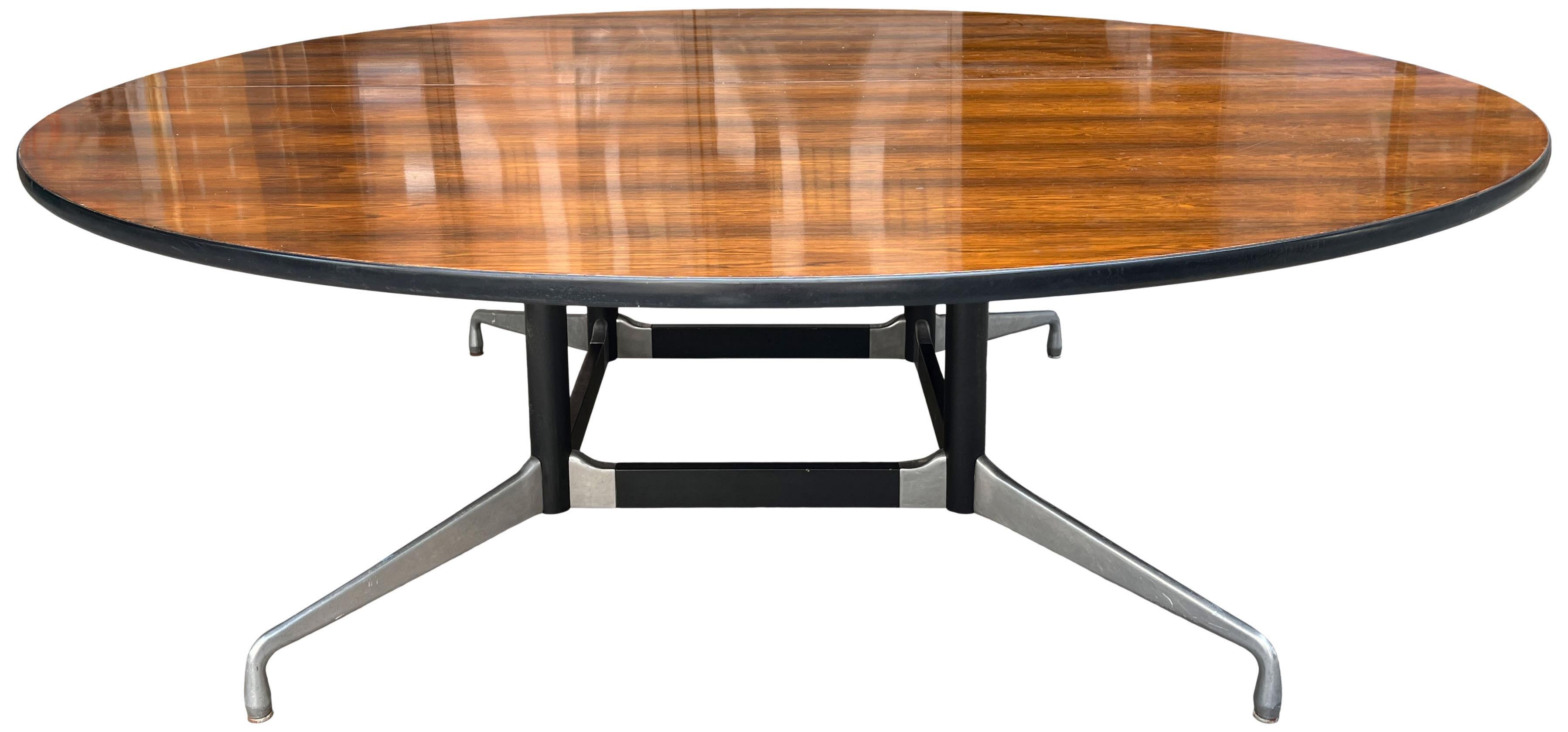 Mid-Century Modern Table de conférence ronde à sept pieds Eames pour Herman Miller en bois de rose en vente