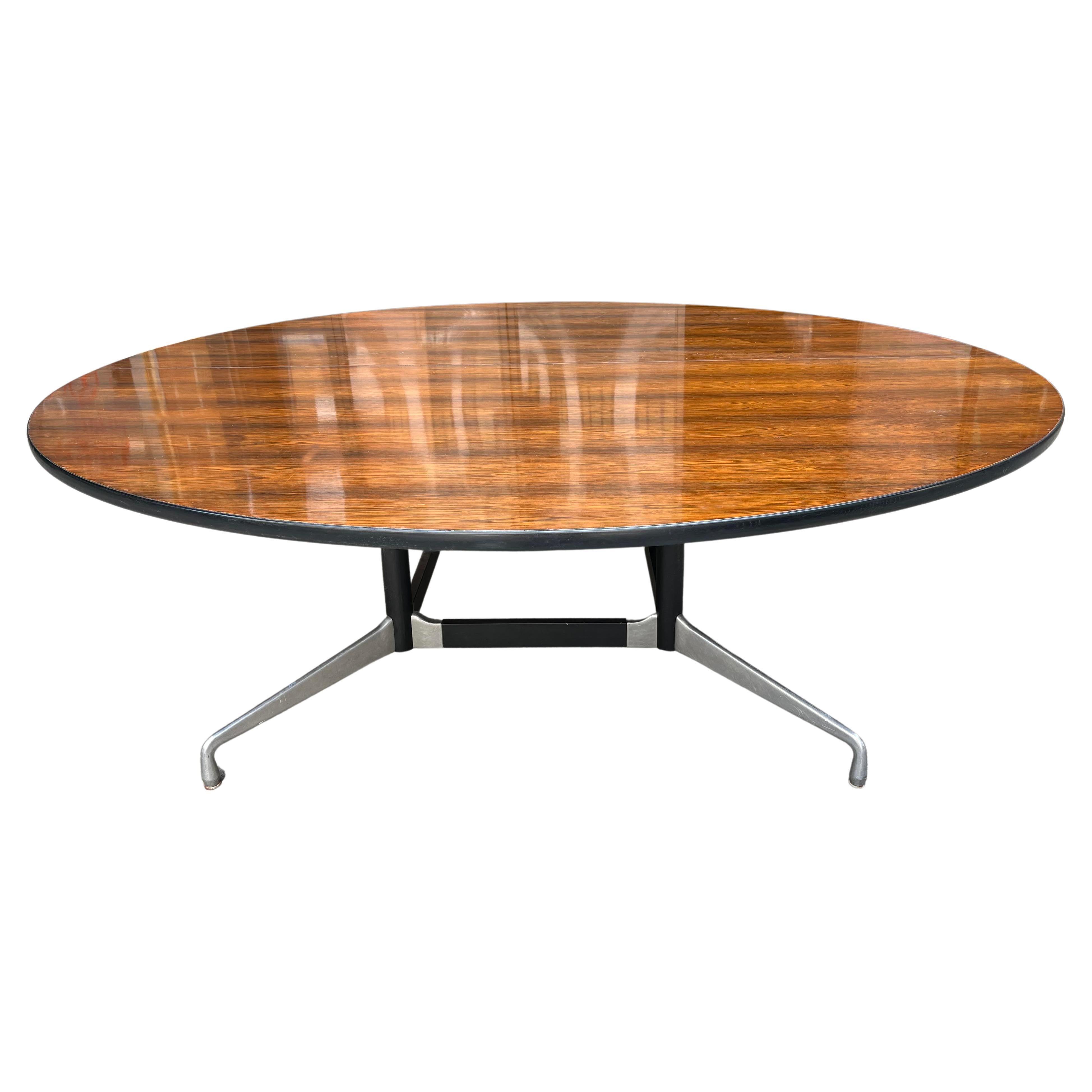 Table de conférence ronde à sept pieds Eames pour Herman Miller en bois de rose Bon état - En vente à BROOKLYN, NY