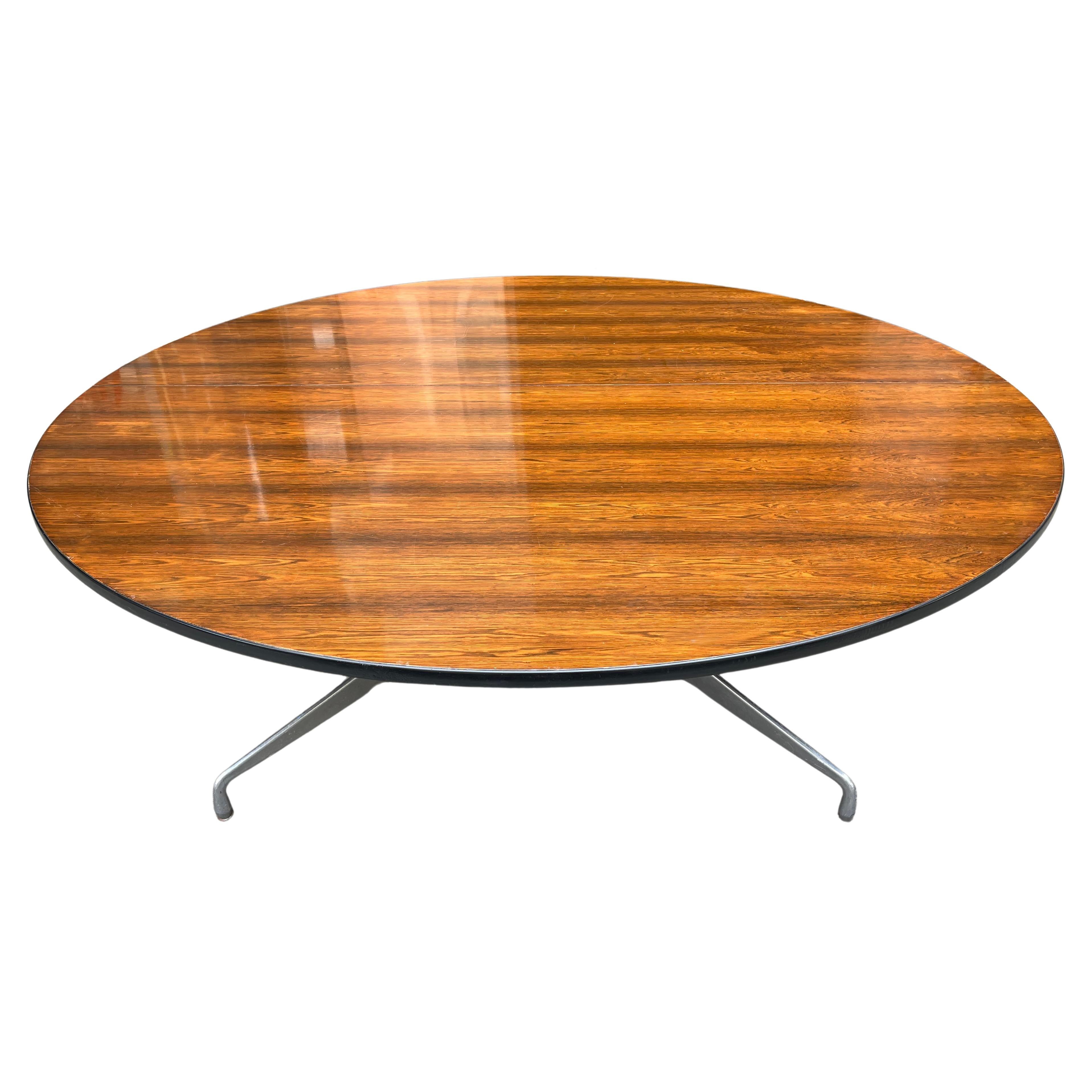 20ième siècle Table de conférence ronde à sept pieds Eames pour Herman Miller en bois de rose en vente