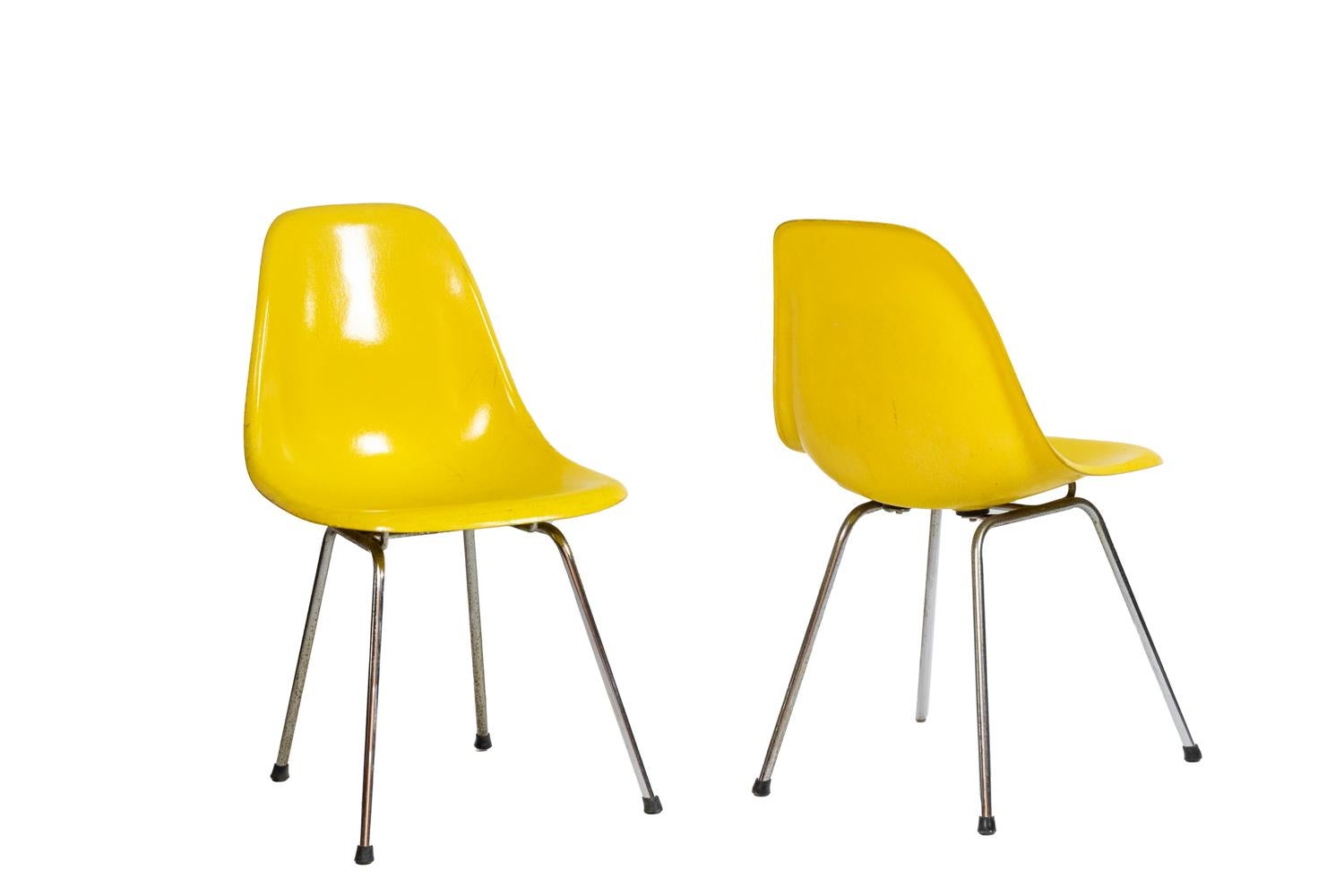 Charles Eames, zugeschrieben.
Herman Miller, herausgegeben von.

Serie von sechs Stühlen aus Glasfaserkunststoff, Modell DSX, in gelber Farbe. Sockel aus verchromtem Metall.

Amerikanisches Werk aus den 1960er Jahren.